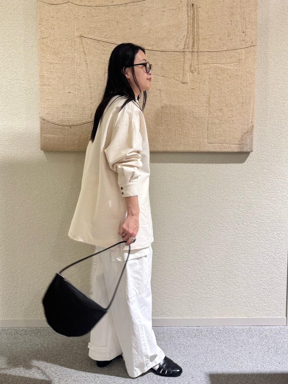 ホワイト系のその他アウター、ホワイト系のその他パンツ、ブラック系のハンドバッグを着用したレディースの春コーディネートの3枚目の写真