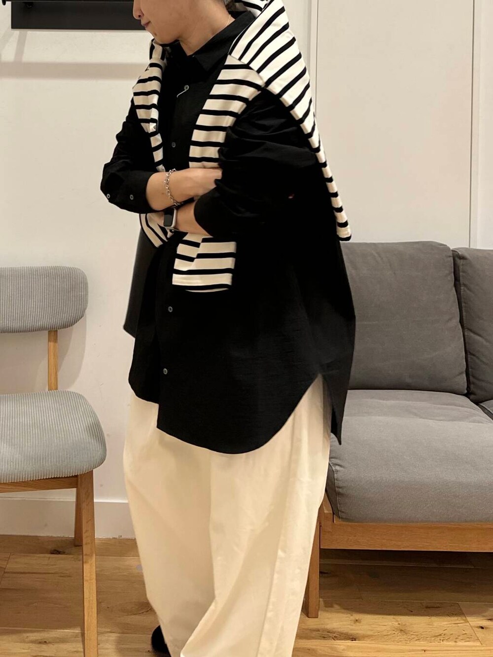 ブラック系のスニーカー、ブラック系のトートバッグ、ホワイト系のその他パンツを着用したレディースの秋コーディネートの4枚目の写真