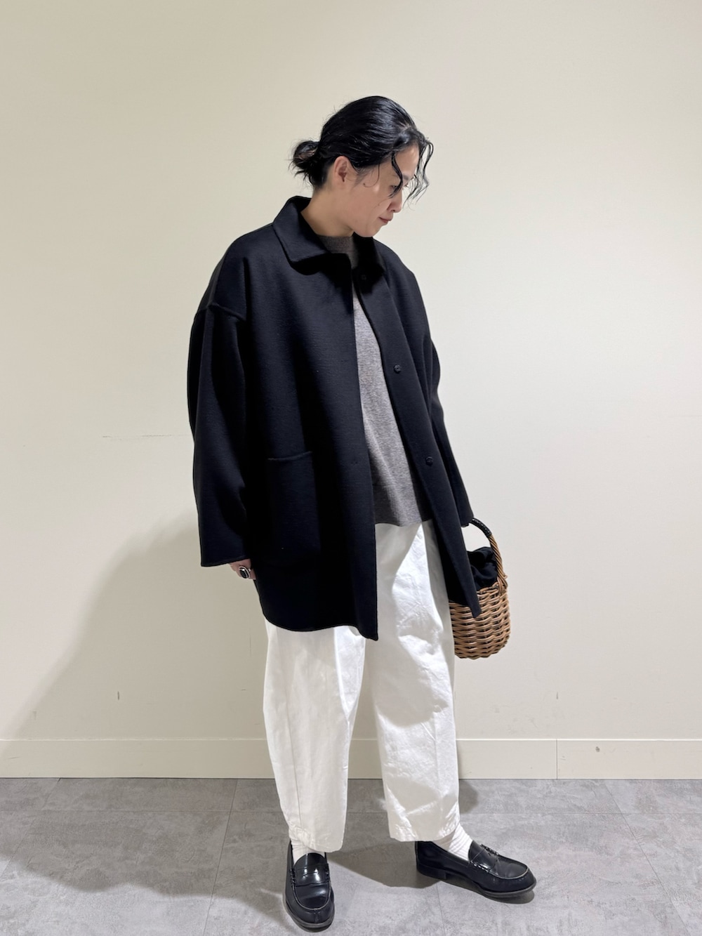 「おでかけコーデ、パンツスタイル、大人女子、楽チンコーデ、今日のコーデ、冬服コーデ、骨格ナチュラル、パンツコーデ」｜「かぐれのウールステンカラーショートコート（ステンカラーコート、ブラック系）」を使った、クボさん（レディース・161cm）の冬コーディネートの2枚目の写真