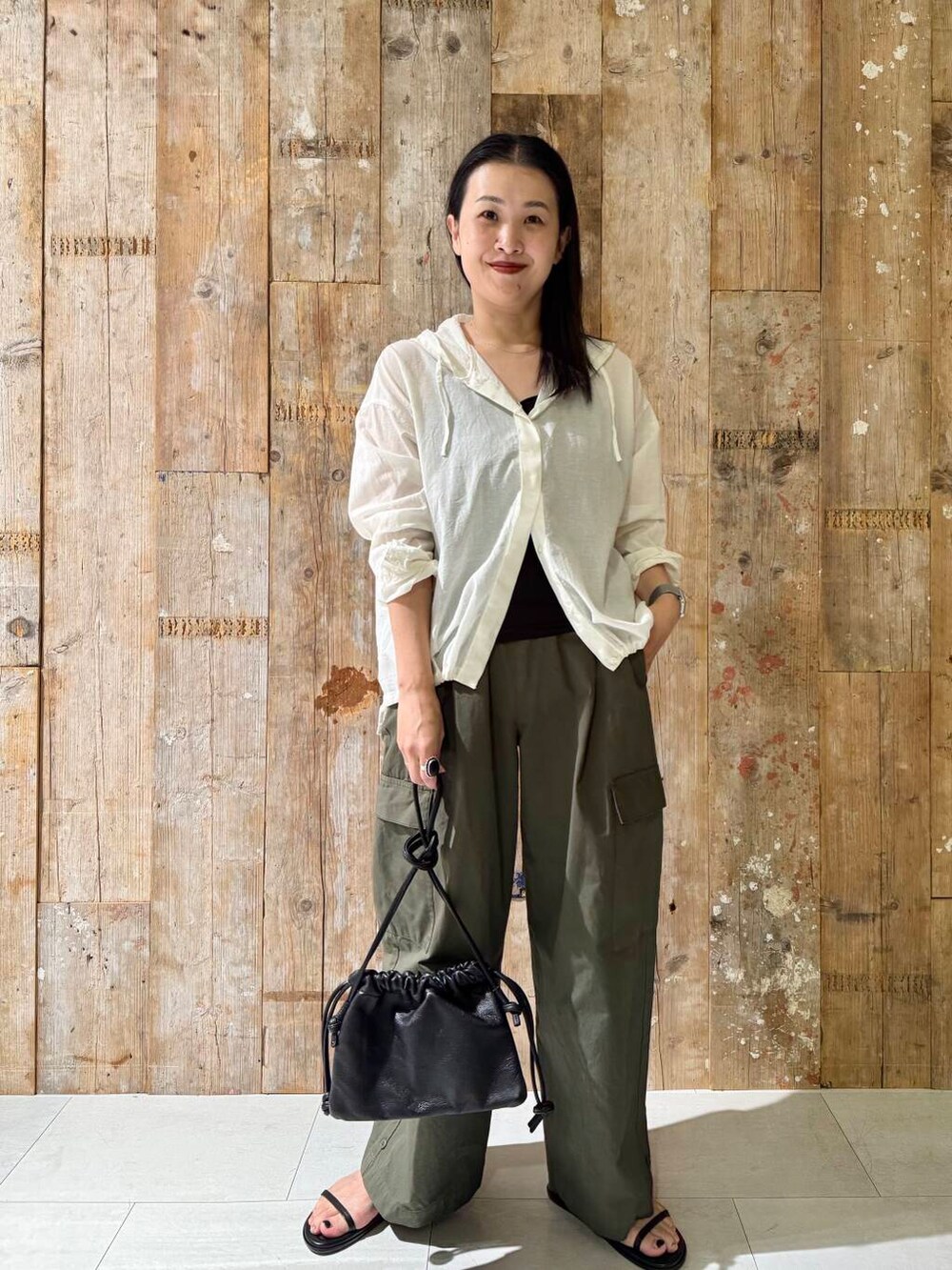 グリーン系のその他パンツ、ホワイト系のシャツ/ブラウスを着用したレディースの夏コーディネートの2枚目の写真