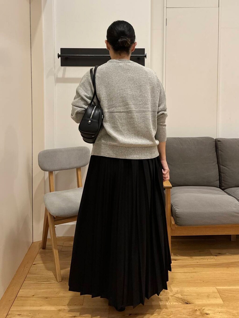 ブラック系のスカート、ブラック系のサンダル、ブラック系のボストンバッグを着用したレディースの夏コーディネートの3枚目の写真