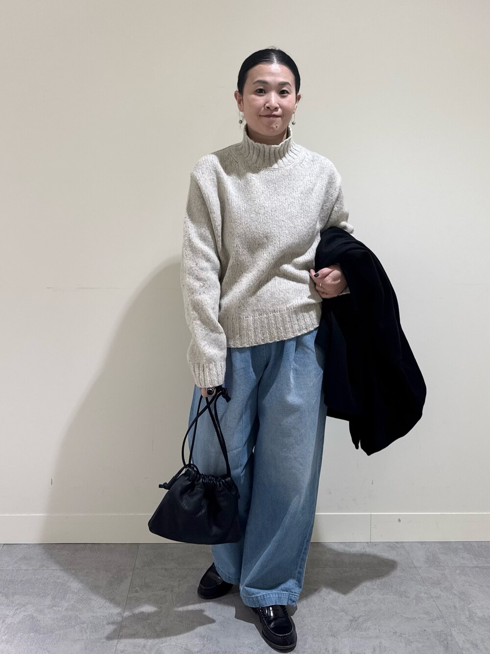 「おでかけコーデ、パンツスタイル、楽チンコーデ、大人女子、今日のコーデ、冬服コーデ、骨格ナチュラル、パンツコーデ、フードコート、かぐれ、40代ファッション、アラフォー」｜「かぐれのウールフードショートコート（その他アウター、ブラック系）」を使った、クボさん（レディース・161cm）の冬コーディネートの2枚目の写真