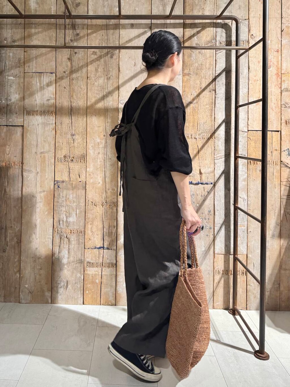 「かぐれ、リネン、newarrival、アラフォー、骨格ナチュラル、イエベ秋、ナチュラル×イエベ秋、40代の着こなし、ナチュラル×カジュアル、ナチュラル×着やせ」｜「かぐれのリネンサロペット（サロペット/オーバーオール、グレー系）」を使った、クボさん（レディース・161cm）の春コーディネートの2枚目の写真