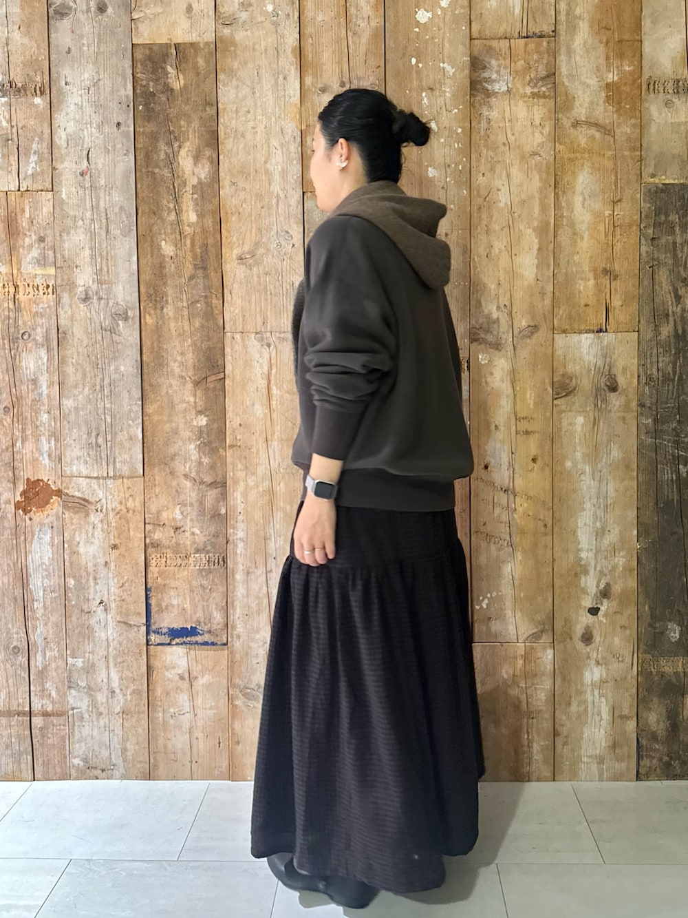 グレー系のスウェット、ブラウン系のスカート、ブラック系のバレエシューズを着用したレディースの冬コーディネートの2枚目の写真