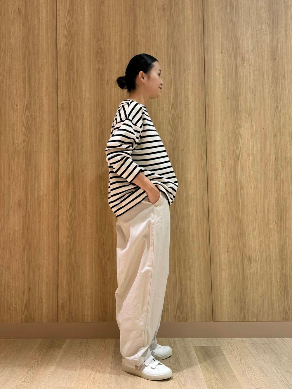 ホワイト系のTシャツ/カットソー、ホワイト系のその他パンツ、ホワイト系のスニーカーを着用したレディースの秋コーディネートの4枚目の写真