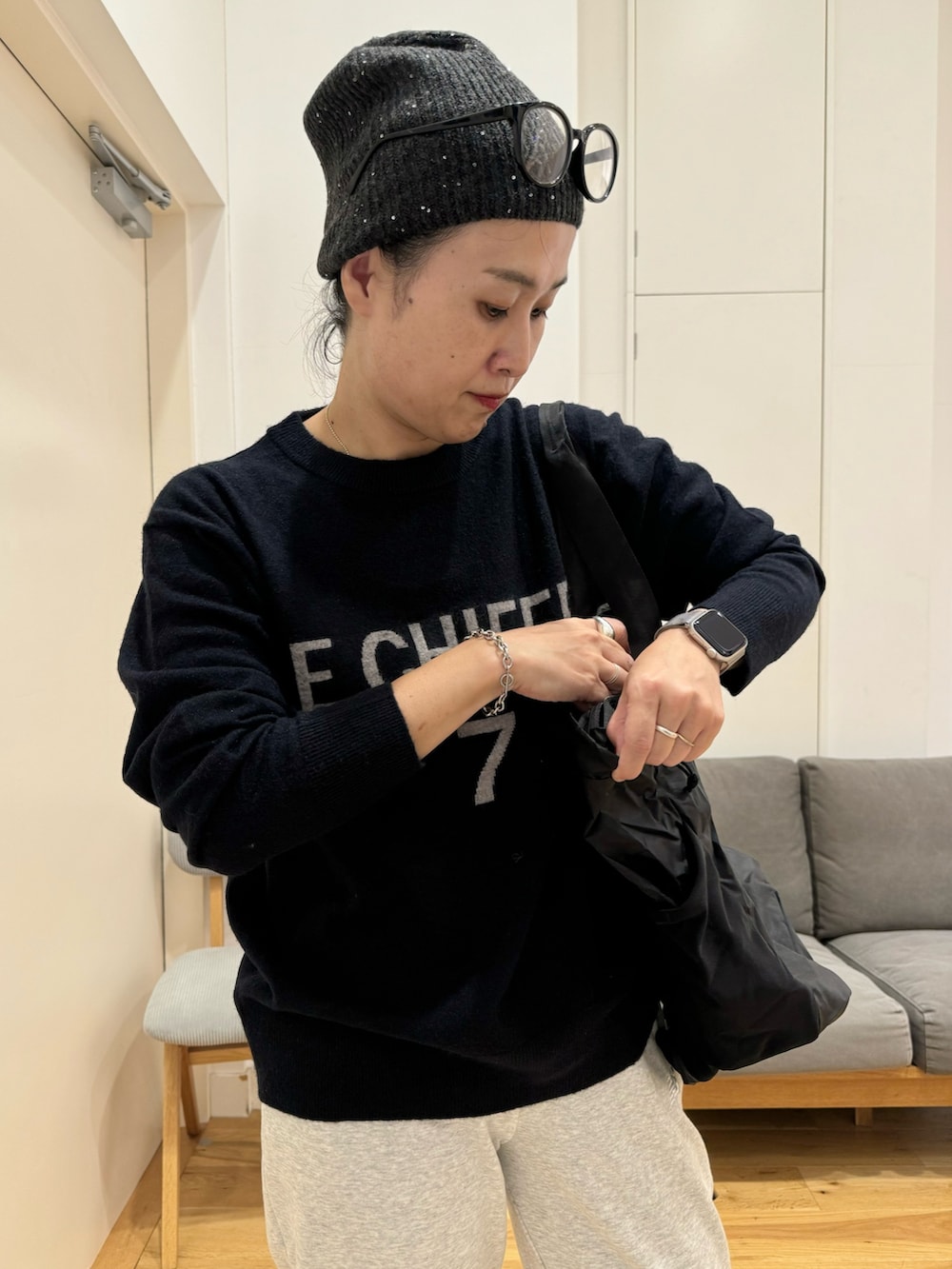 「秋っぽコーデ更新中、休日スタイル、スポーツミックス、スニーカー、メガネ女子、スウェット、FORK&SPOON、New Balance、asics、patagonia、40代ファッション、アラフォー、URBAN RESEARCH DOORS」｜「NEW BALANCEのアイテム（パンツ、グレー系）」を使った、クボさん（レディース・161cm）の秋コーディネートの2枚目の写真