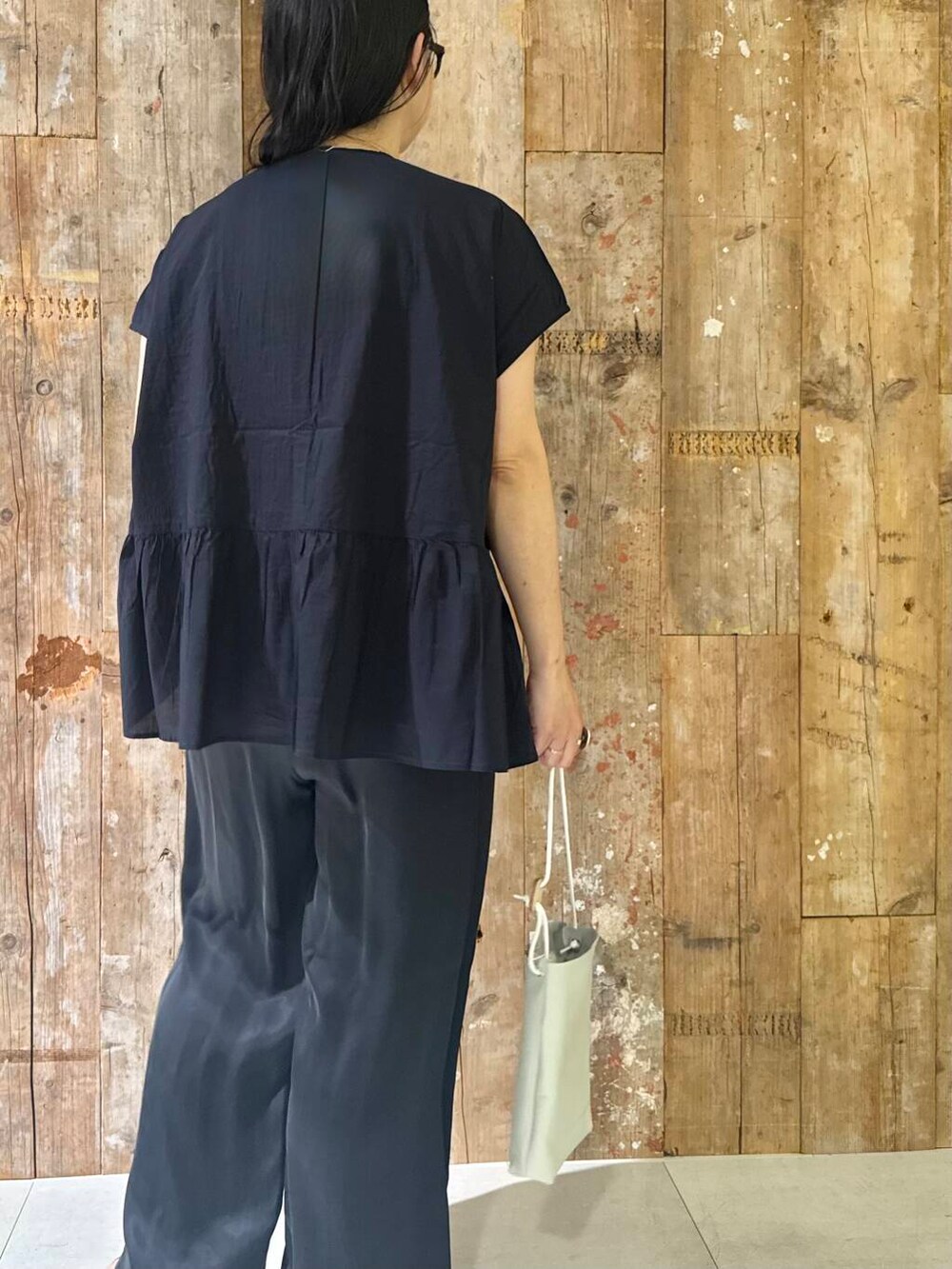 ブルー系のシャツ/ブラウス、ブルー系のその他パンツ、ホワイト系のショルダーバッグを着用したレディースの夏コーディネートの4枚目の写真