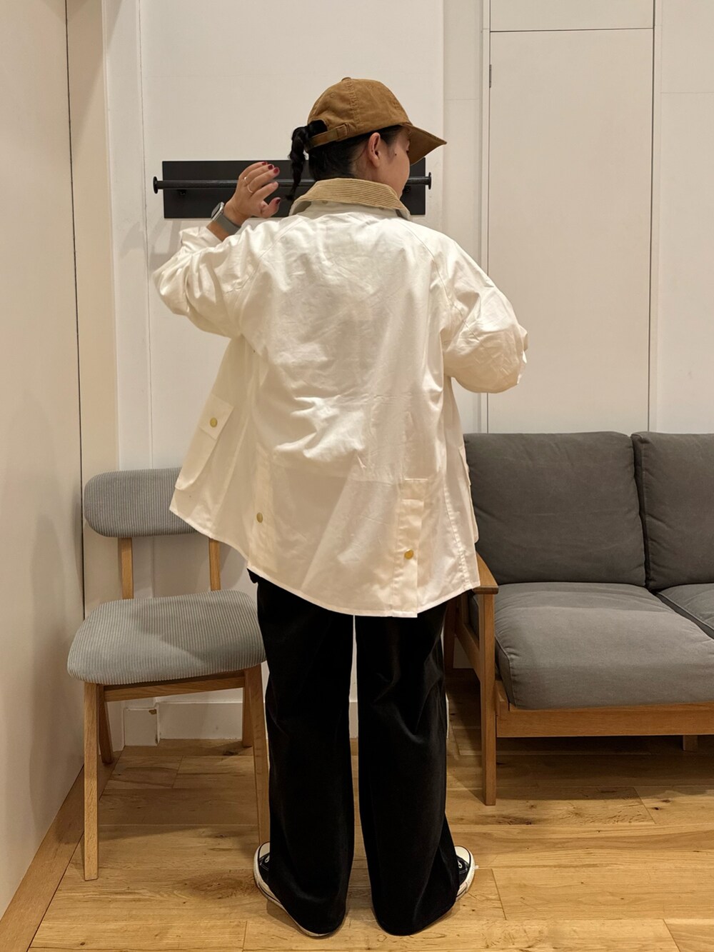 「秋っぽコーデ更新中、休日スタイル、スニーカー、barbour、URBAN RESEARCH DOORS、40代ファッション、アラフォー」｜「Barbourのアイテム（ジャケット/アウター、ホワイト系）」を使った、クボさん（レディース・161cm）の秋コーディネートの2枚目の写真