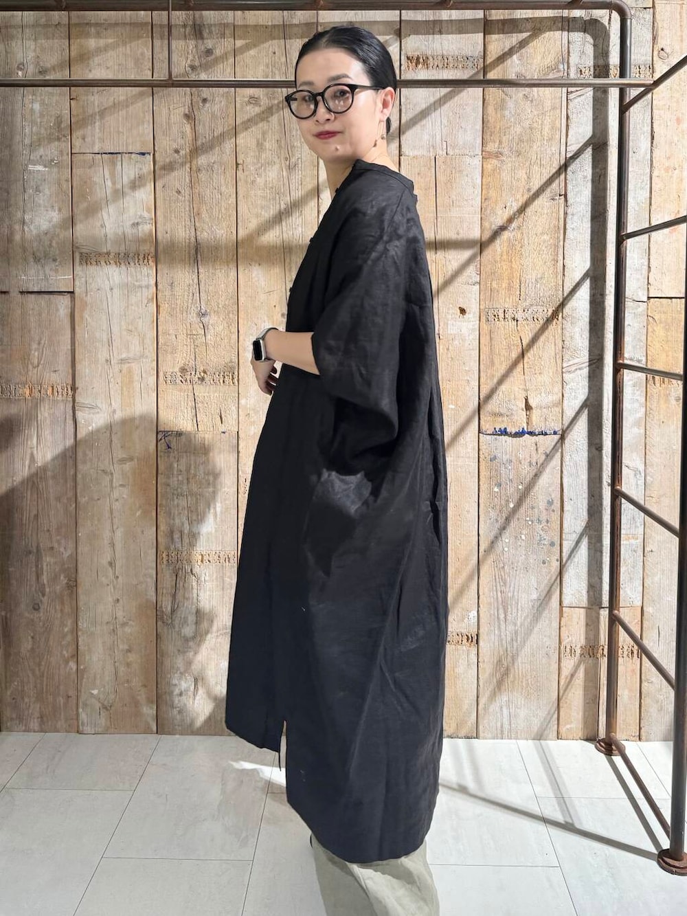 「かぐれ、リネン、newarrival、アラフォー、骨格ナチュラル、イエベ秋、ナチュラル×イエベ秋、40代の着こなし、初夏のお出掛けコーデ、ナチュラル×カジュアル、ナチュラル×着やせ」｜「かぐれのリネンイージーパンツ（その他パンツ、ベージュ系）」を使った、クボさん（レディース・161cm）の春コーディネートの3枚目の写真