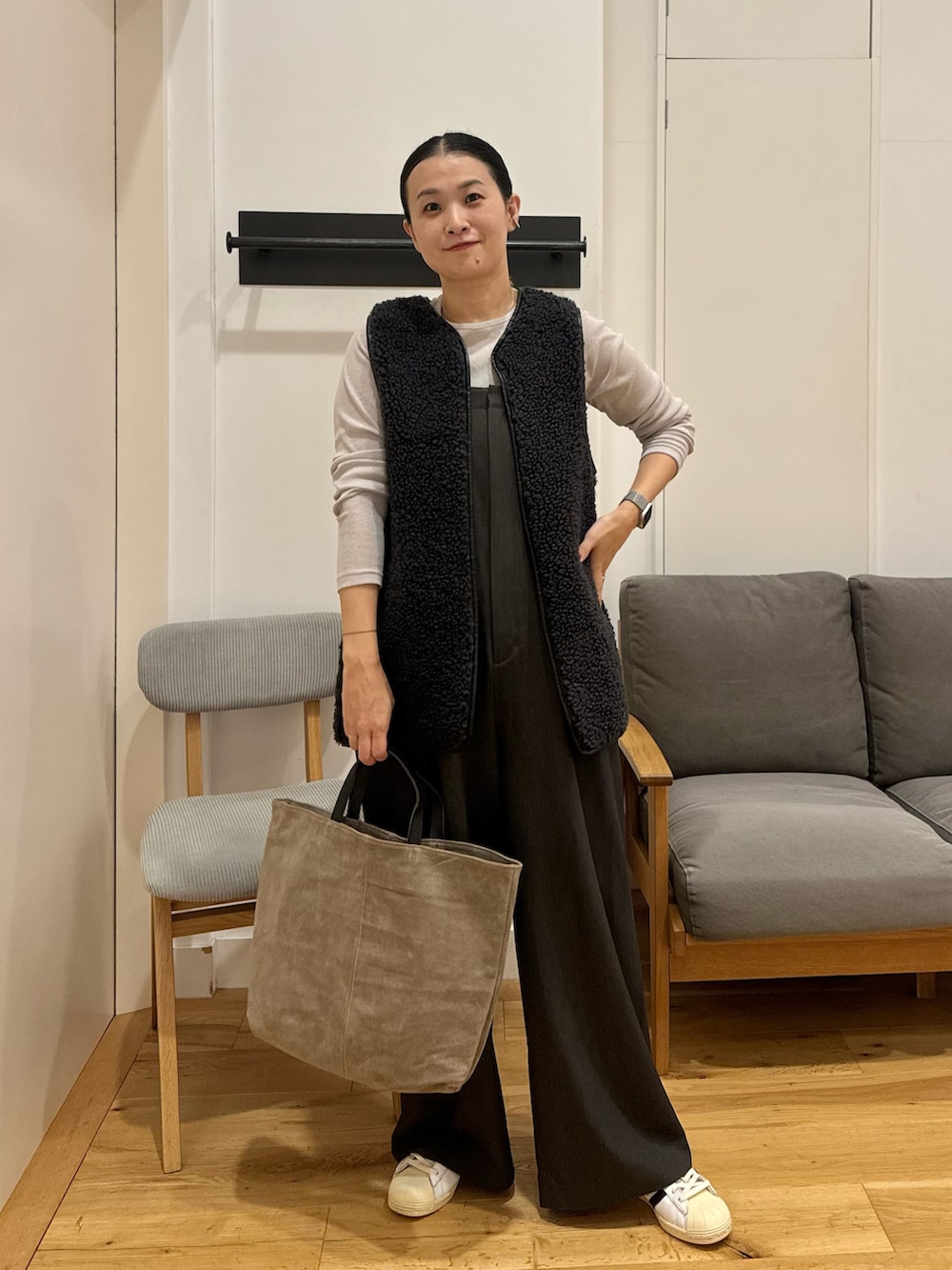 「秋コーデ、ベスト、サロペット、ボア、URBAN RESEARCH DOORS、40代ファッション、アラフォー」|「URBAN RESEARCH DOORSのブークレーボアベスト(ベスト、グレー系)」を使った、クボさん(レディース・161cm)の秋コーディネートの2枚目の写真