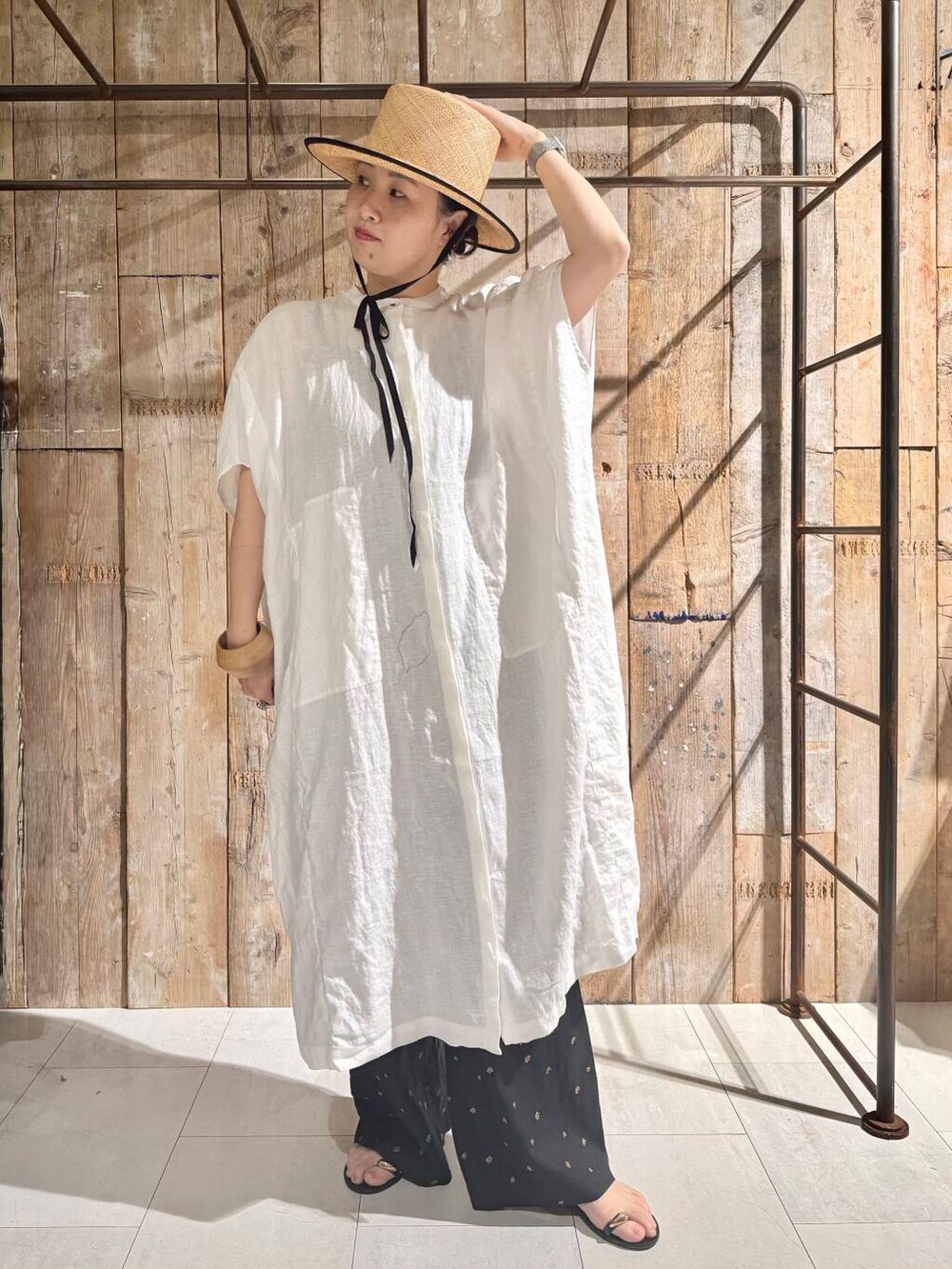 「シンプルコーデ、かぐれ、リネン、newarrival、淡色コーデ、アラフォー、紫外線対策、骨格ナチュラル、イエベ秋、ナチュラル×イエベ秋、40代の着こなし、ナチュラル×カジュアル、ナチュラル×着やせ」｜「かぐれのリネンスクエアワンピース（ワンピース、ホワイト系）」を使った、クボさん（レディース・161cm）の春コーディネートの3枚目の写真