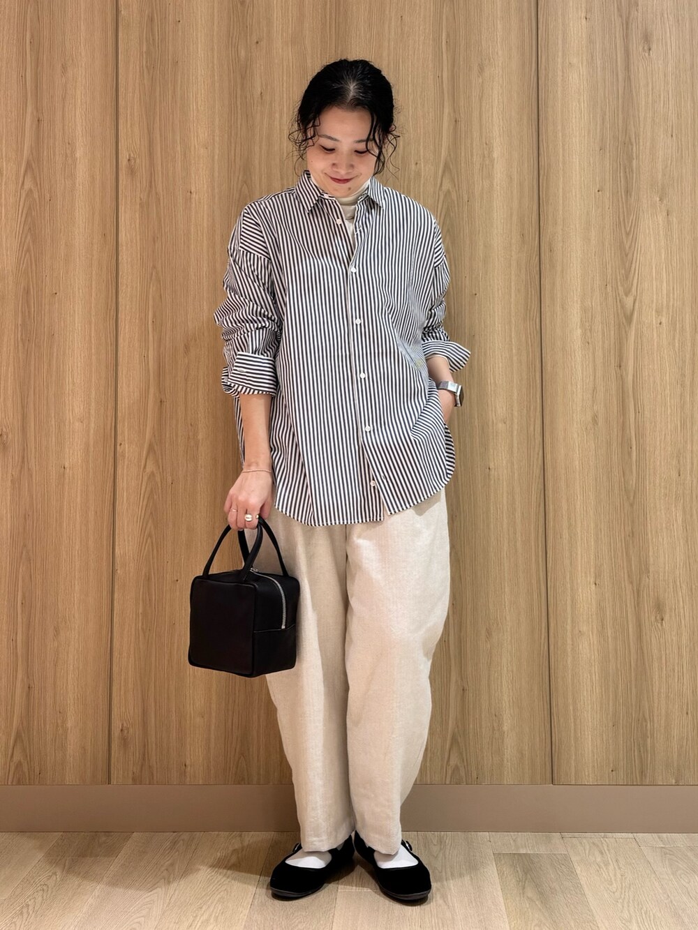 その他のシャツ/ブラウス、ホワイト系のTシャツ/カットソー、ベージュ系のその他パンツを着用したレディースの冬コーディネートの2枚目の写真