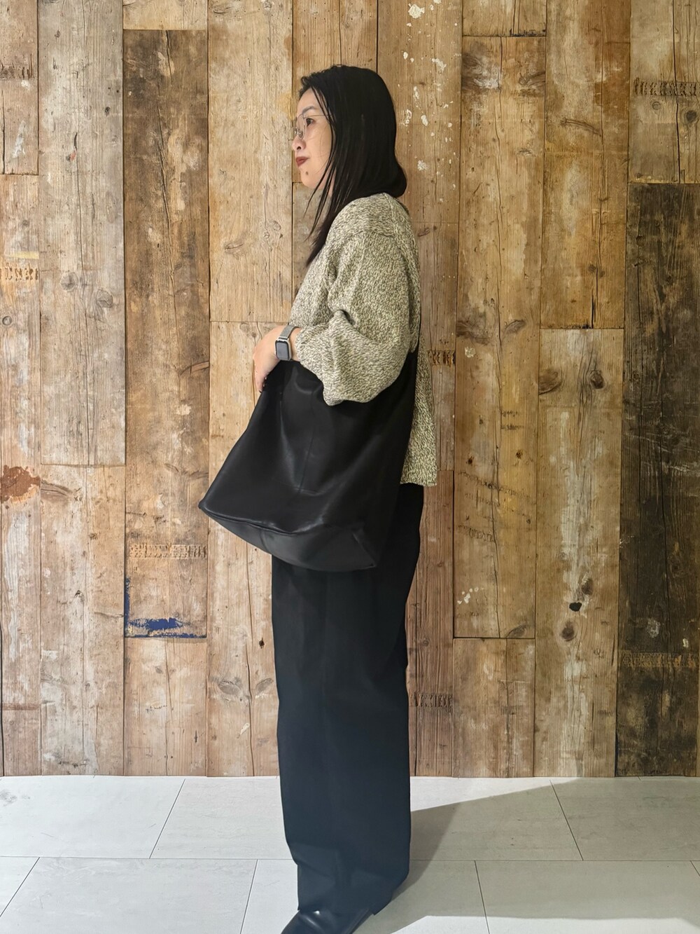 ブラック系のその他パンツ、パープル系のニット/セーター、ブラック系のトートバッグを着用したレディースの秋コーディネートの2枚目の写真