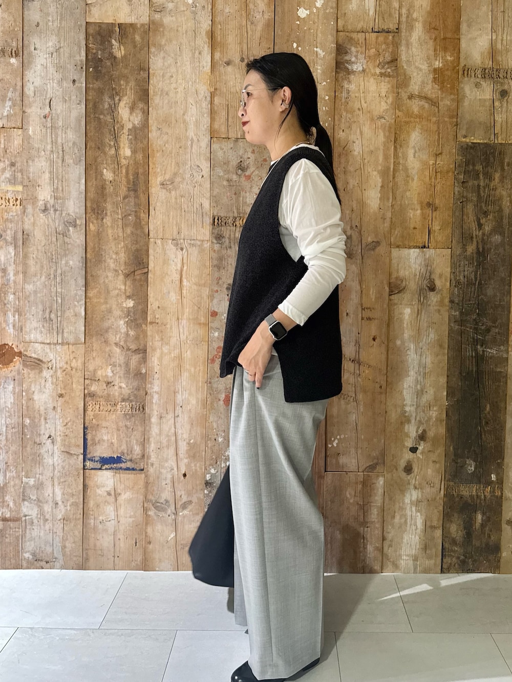 ホワイト系のTシャツ/カットソー、グリーン系のニット/セーター、グレー系のその他パンツを着用したレディースの秋コーディネートの2枚目の写真