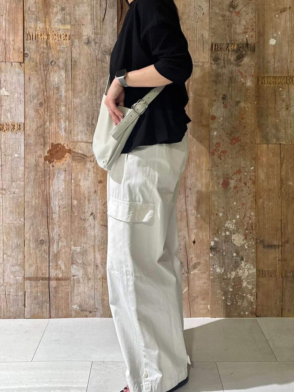 ホワイト系のその他パンツを着用したレディースの夏コーディネートの2枚目の写真