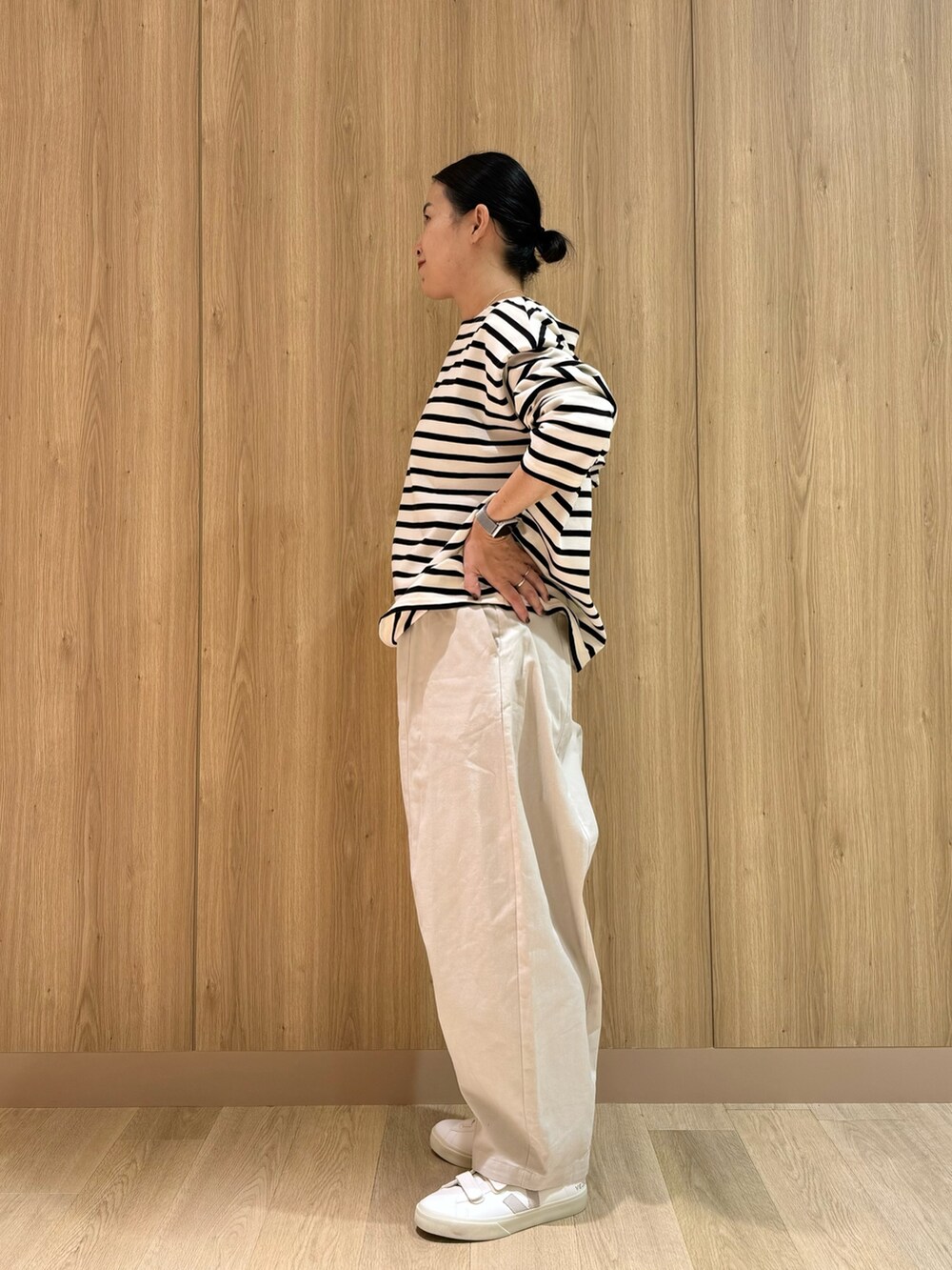 ホワイト系のTシャツ/カットソー、ホワイト系のその他パンツ、ホワイト系のスニーカーを着用したレディースの秋コーディネートの2枚目の写真