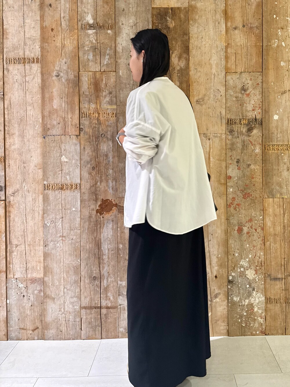 ホワイト系のシャツ/ブラウス、ブラック系のワンピース、ブラック系のショルダーバッグを着用したレディースの夏コーディネートの2枚目の写真