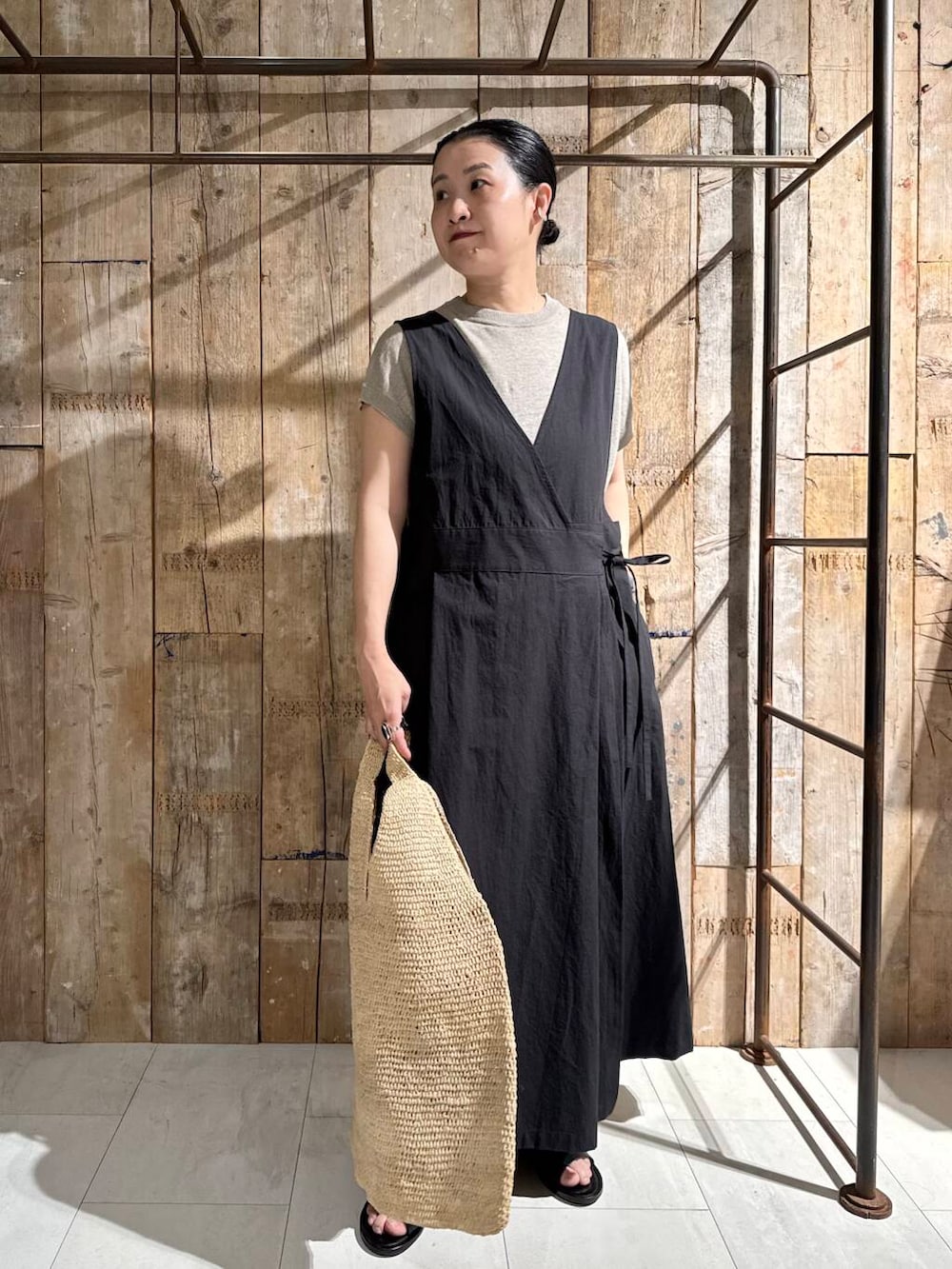 「モノトーン、シンプルコーデ、かぐれ、newarrival、サマーニット、アラフォー、骨格ナチュラル、イエベ秋、ナチュラル×イエベ秋、40代の着こなし、ナチュラル×カジュアル、ナチュラル×着やせ」｜「かぐれのコットンヘンプラップワンピース（ワンピース、ブラック系）」を使った、クボさん（レディース・161cm）の春コーディネートの2枚目の写真