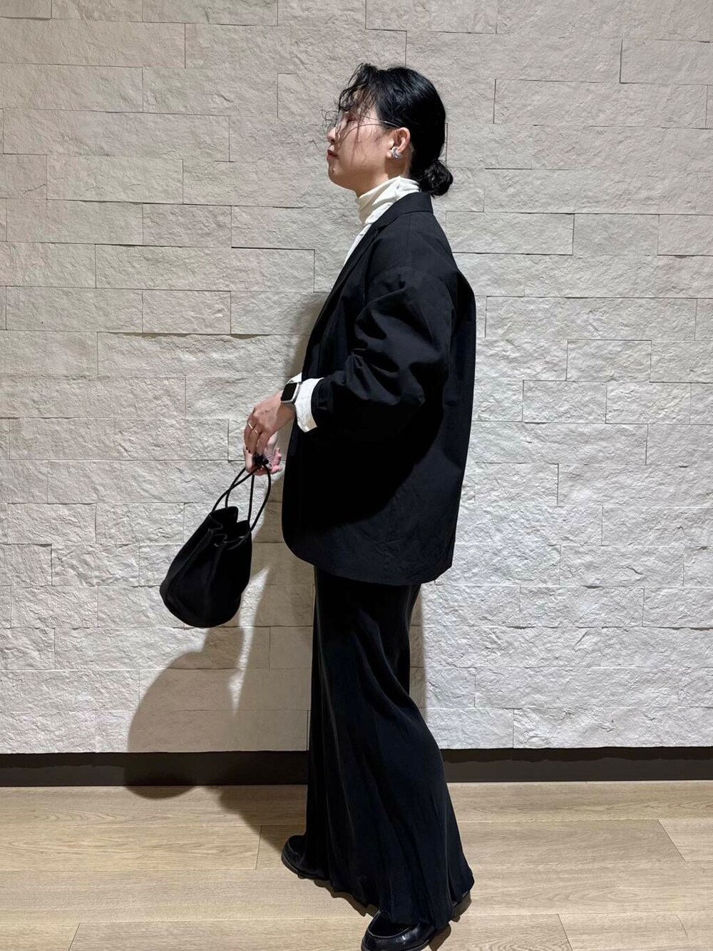 ホワイト系のTシャツ/カットソー、ブラック系のスカートを着用したレディースの冬コーディネートの2枚目の写真