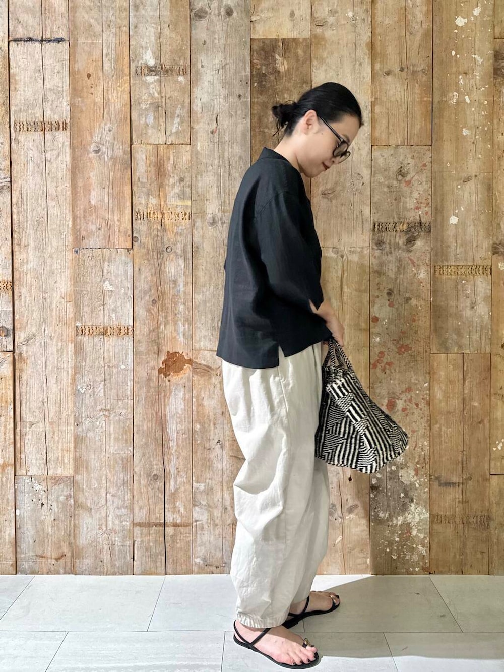 「シンプルコーデ、かぐれ、newarrival、モノトーンコーデ、アラフォー、骨格ナチュラル、イエベ秋、ナチュラル×イエベ秋、40代の着こなし、ナチュラル×カジュアル、ナチュラル×着やせ、リネン着こなし術」｜「かぐれのカラーコクーンパンツ（その他パンツ、グレー系）」を使った、クボさん（レディース・161cm）の夏コーディネートの2枚目の写真