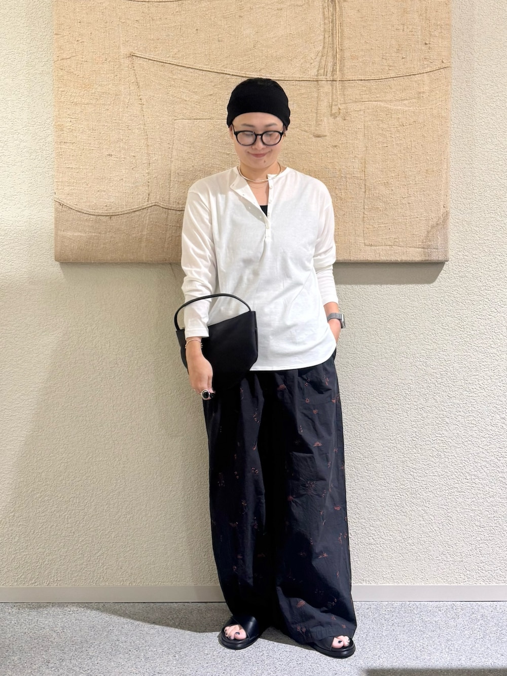 ホワイト系のTシャツ/カットソー、ブラック系のその他パンツ、ブラック系のハンドバッグを着用したレディースの夏コーディネートの4枚目の写真