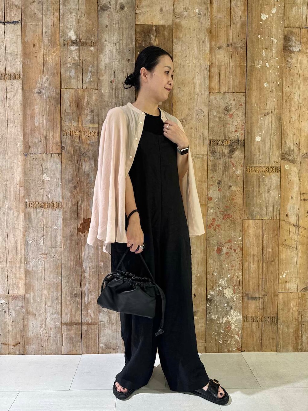 「シンプルコーデ、かぐれ、夏コーデ、newarrival、アラフォー、骨格ナチュラル、ナチュラル×イエベ秋、40代の着こなし、シャツが主役の夏コーデ、スタッフのこれ買いました、ナチュラル×カジュアル、ナチュラル×着やせ」｜「かぐれのリネンサロペット（サロペット/オーバーオール、ブラック系）」を使った、クボさん（レディース・161cm）の夏コーディネートの3枚目の写真