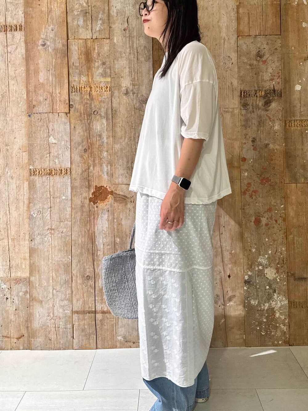 ブルー系のデニムパンツ、ホワイト系のTシャツ/カットソー、ホワイト系のバンダナ/スカーフを着用したレディースの夏コーディネートの2枚目の写真