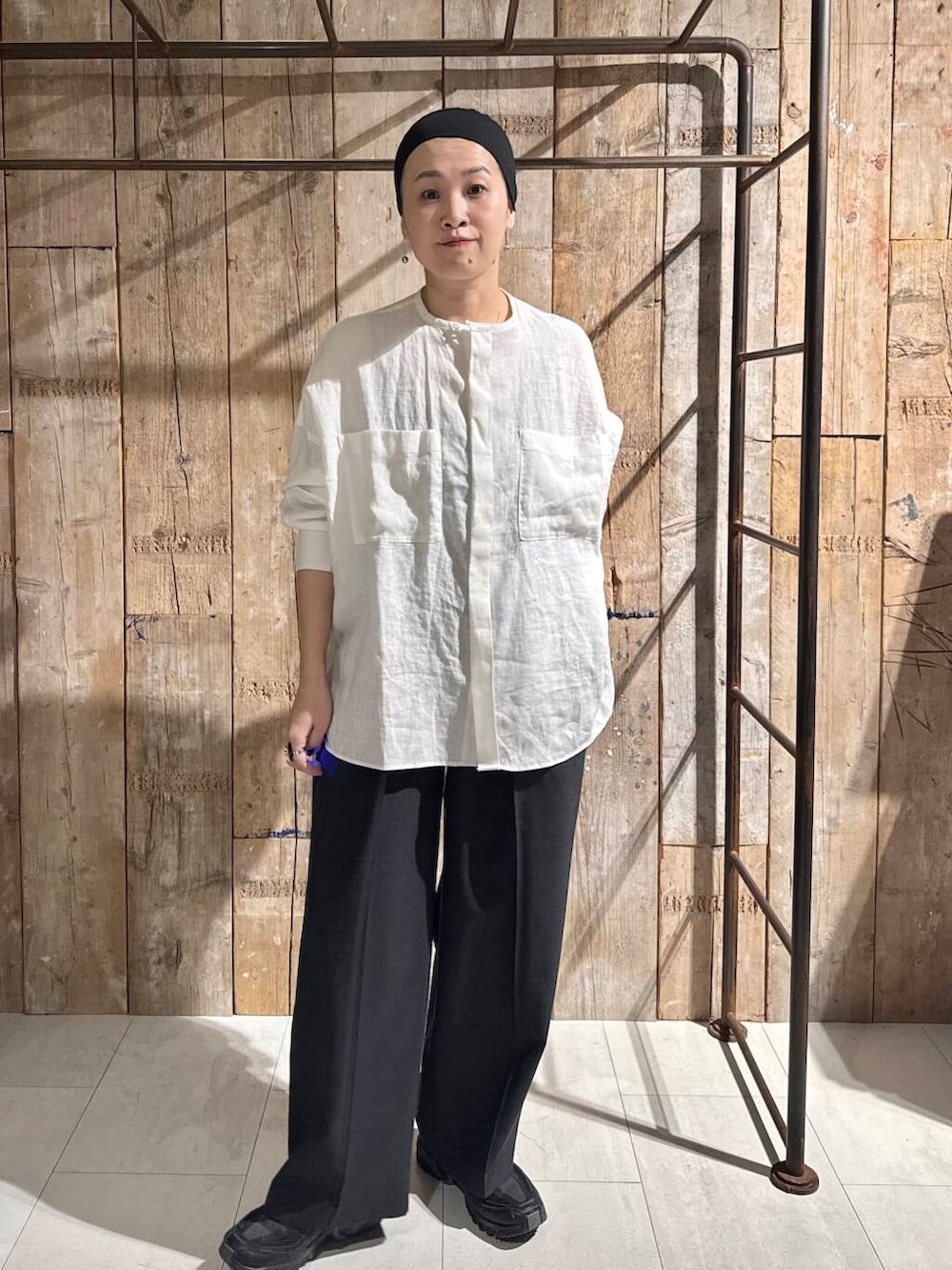 「かぐれ、リネン、newarrival、アラフォー、骨格ナチュラル、イエベ秋、ナチュラル×イエベ秋、40代の着こなし、ナチュラル×カジュアル、ナチュラル×着やせ、私の推しデニムスタイル、ブラウスが主役の春コーデ」｜「かぐれのリネンWポケットワイドシャツ（シャツ/ブラウス、ホワイト系）」を使った、クボさん（レディース・161cm）の春コーディネートの2枚目の写真
