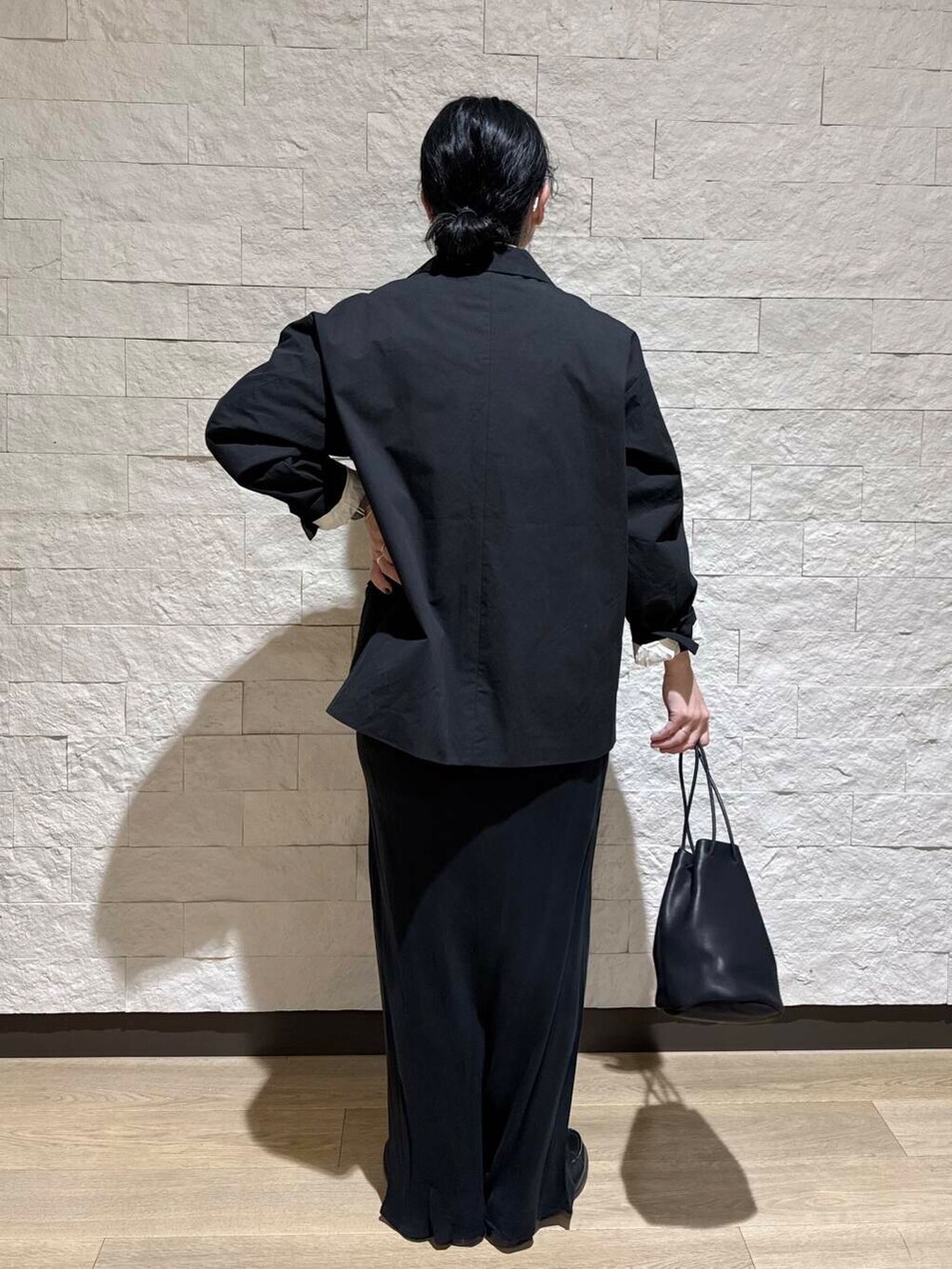 ホワイト系のTシャツ/カットソー、ブラック系のスカートを着用したレディースの冬コーディネートの3枚目の写真