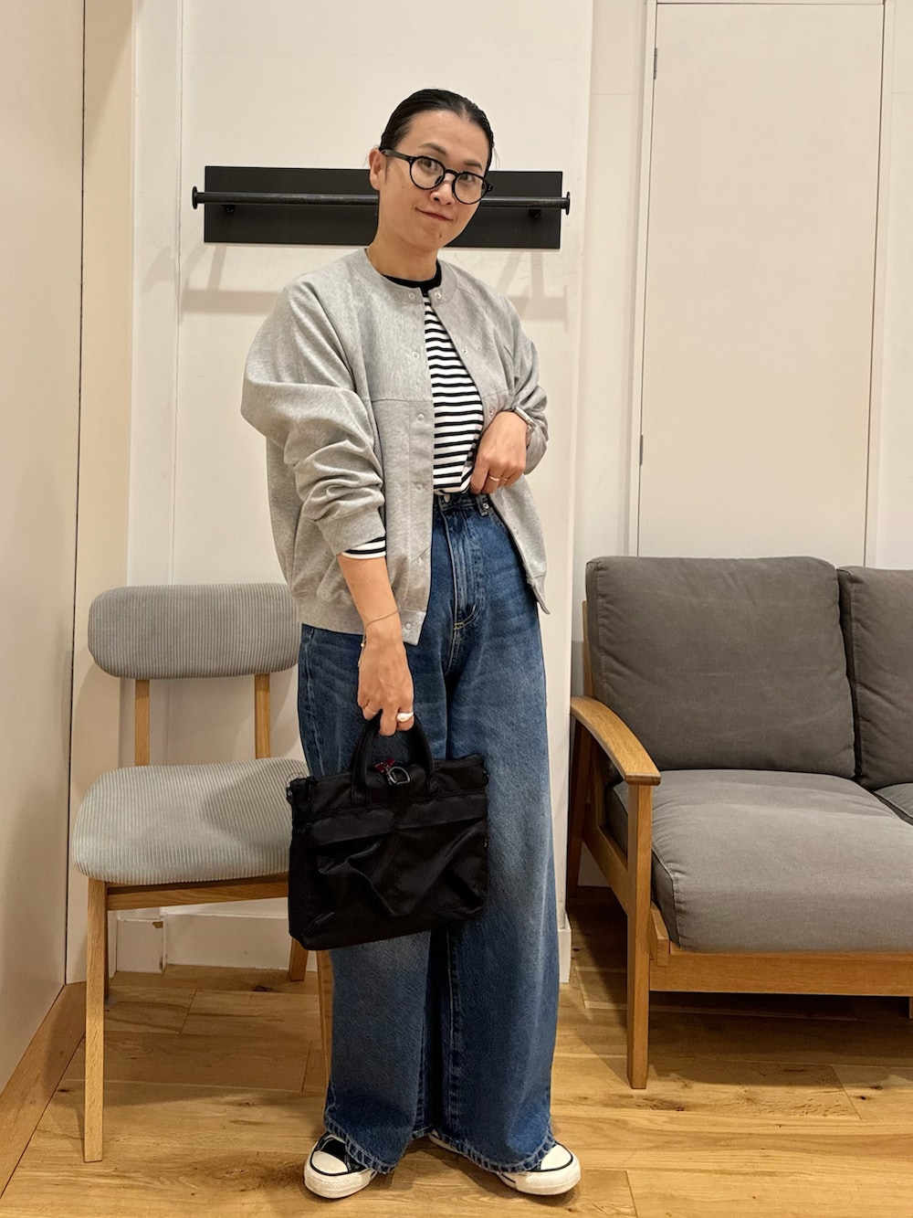 「秋コーデ、休日スタイル、カーディガン、ボストンバッグ、スニーカー、FORK&SPOON、URBAN RESEARCH DOORS、alpha、40代ファッション、アラフォー」|「FORK&SPOONのFORK&SPOON ボーダーロングスリーブTシャツ(Tシャツ/カットソー、ホワイト系)」を使った、クボさん(レディース・161cm)の秋コーディネートの2枚目の写真