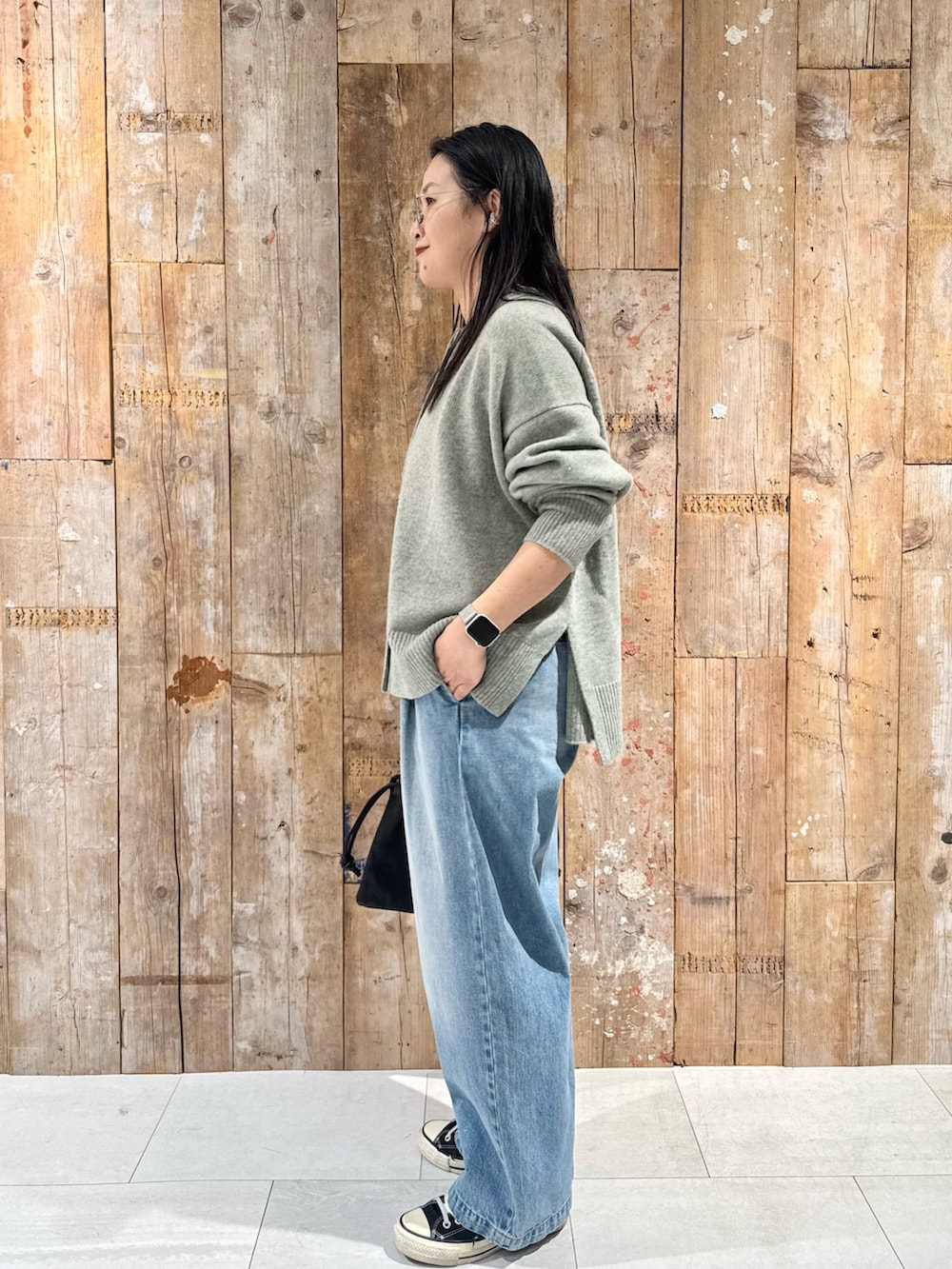 グリーン系のカーディガン/ボレロ、ブルー系のデニムパンツ、ブルー系のデニムパンツを着用したレディースの冬コーディネートの2枚目の写真