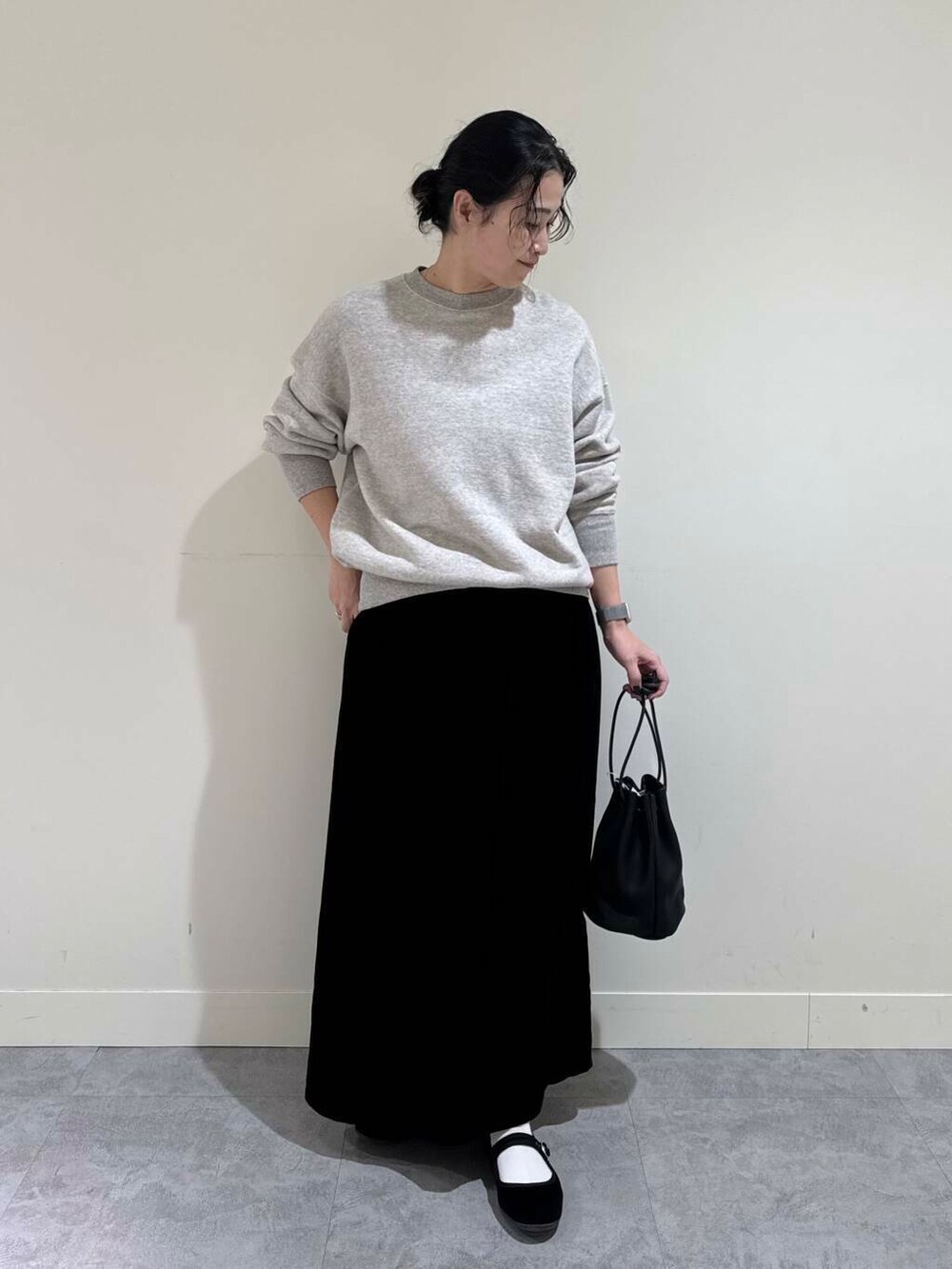 ブラック系のスカート、グレー系のスウェット、ブラック系のその他雑貨を着用したレディースの冬コーディネートの3枚目の写真