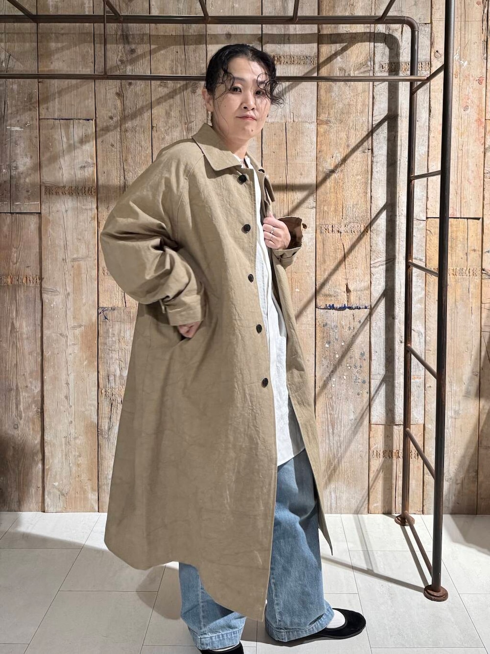 「かぐれ、newarrival、アラフォー、骨格ナチュラル、イエベ秋、ナチュラル×イエベ秋、40代の着こなし、ナチュラル×着やせ、ブラウスが主役の春コーデ」｜「かぐれのフェードデニムイージーパンツ（デニムパンツ、ブルー系）」を使った、クボさん（レディース・161cm）の春コーディネートの5枚目の写真
