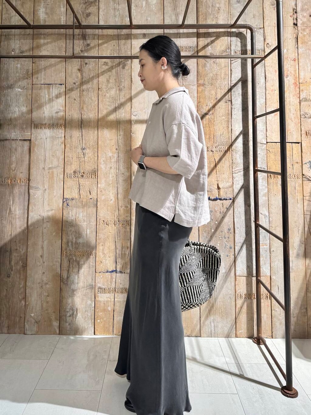 グレー系のスカート、ピンク系のシャツ/ブラウスを着用したレディースの春コーディネートの2枚目の写真