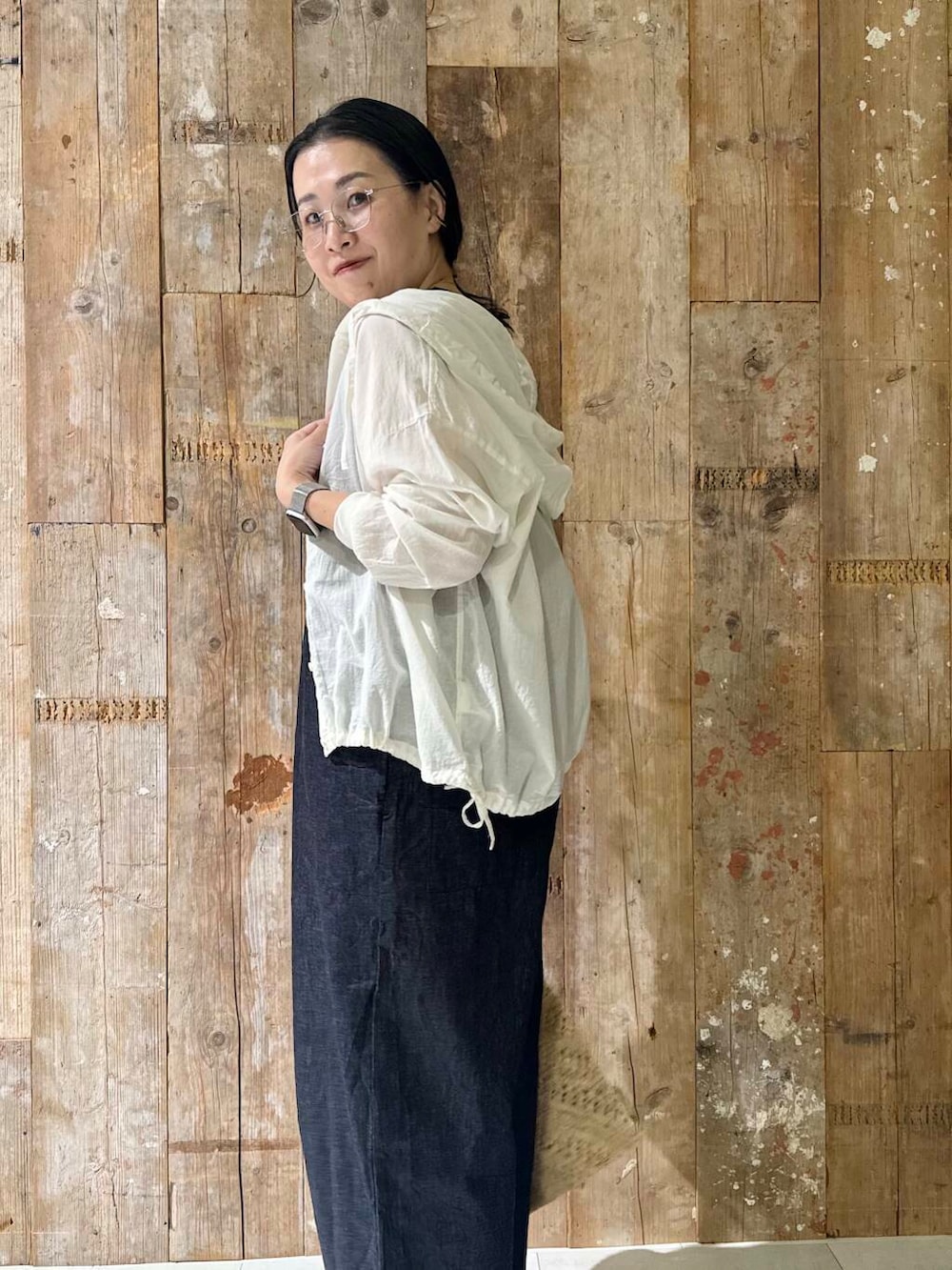 「シンプルコーデ、かぐれ、夏コーデ、旅行コーデ、アラフォー、骨格ナチュラル、ナチュラル×イエベ秋、40代の着こなし、シャツが主役の夏コーデ、スタッフのこれ買いました、夏フェスコーデ、ナチュラル×カジュアル、ナチュラル×着やせ、洒落見えイージーパンツ×サンダル」｜「かぐれのデニムイージーサロペット（サロペット/オーバーオール、ブルー系）」を使った、クボさん（レディース・161cm）の夏コーディネートの3枚目の写真