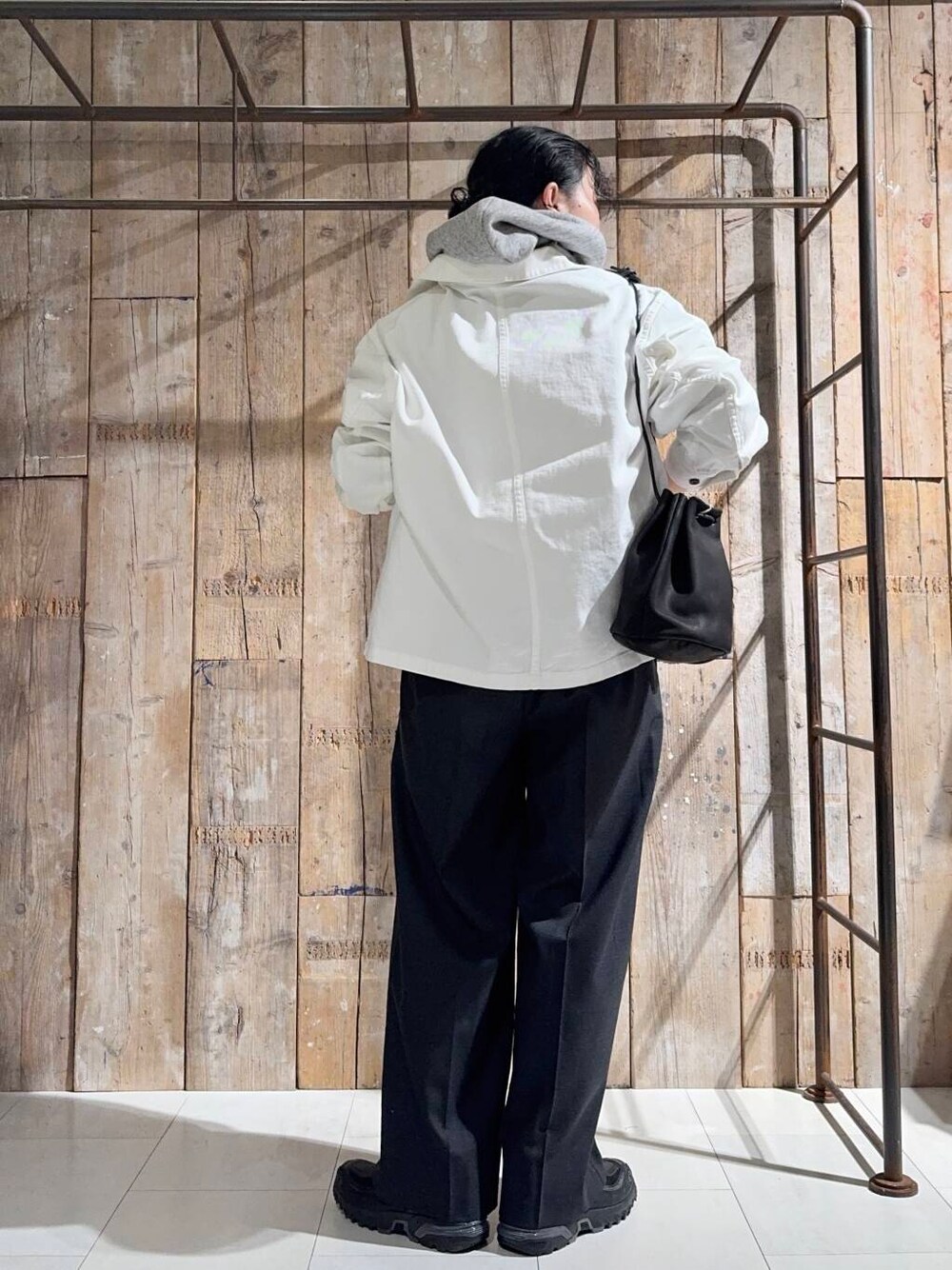 「かぐれ、newarrival、アラフォー、春カラーコーデ、骨格ナチュラル、イエベ秋、ナチュラル×イエベ秋、40代の着こなし、ナチュラル×カジュアル」｜「かぐれの『ユニセックス』デニムカバーオール（カバーオール、ホワイト系）」を使った、クボさん（レディース・161cm）の春コーディネートの3枚目の写真