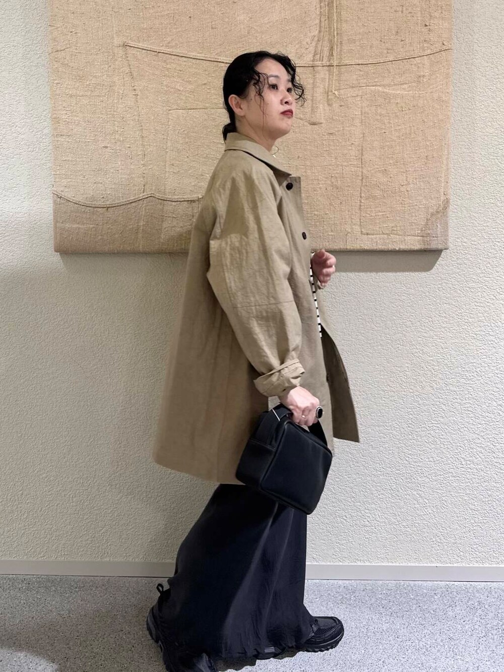 「かぐれ、newarrival、アラフォー、骨格ナチュラル、イエベ秋、ナチュラル×イエベ秋、春アウターコーデ、40代の着こなし、ナチュラル×カジュアル、ナチュラル×着やせ、先取り春色トップスコーデ」｜「かぐれのボーダーボートネックプルオーバー（Tシャツ/カットソー、ブラック系）」を使った、クボさん（レディース・161cm）の冬コーディネートの2枚目の写真