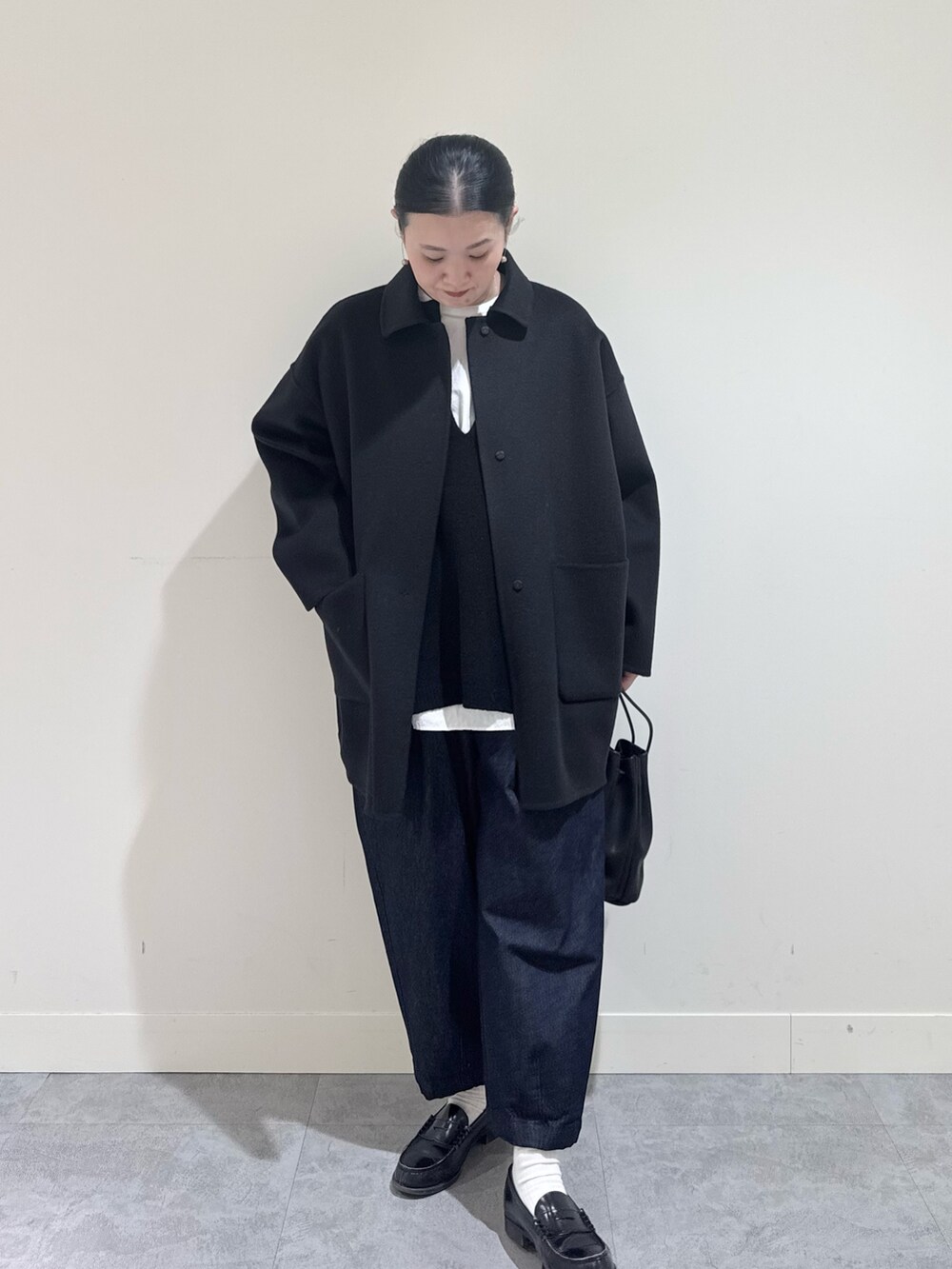 「おでかけコーデ、パンツスタイル、楽チンコーデ、大人女子、今日のコーデ、冬服コーデ、きれいめコーデ、骨格ナチュラル、パンツコーデ、デニム、ベスト、コート」｜「かぐれのラムウールワイドニットベスト（ニット/セーター、ブラック系）」を使った、クボさん（レディース・161cm）の冬コーディネートの2枚目の写真