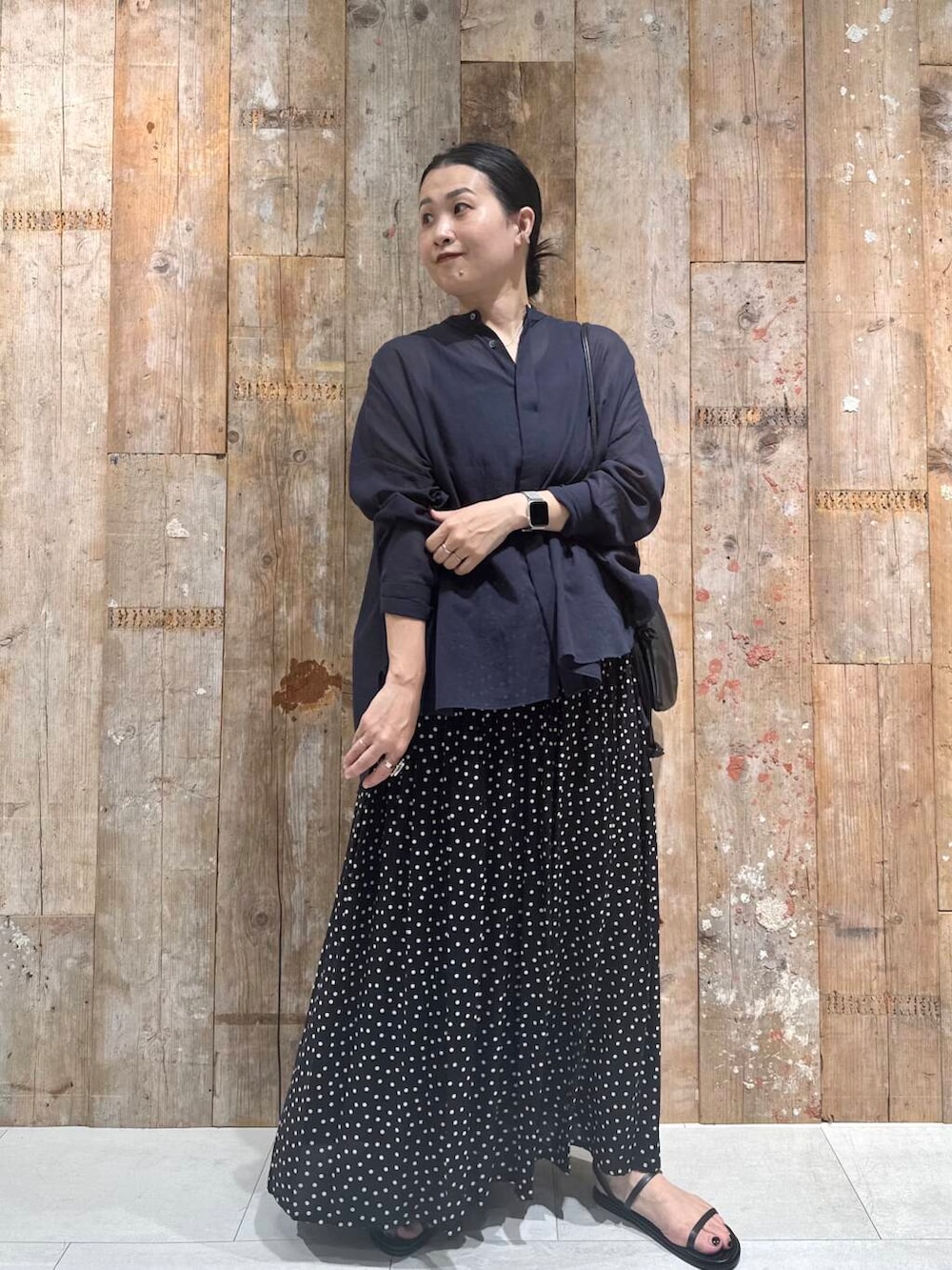 「モノトーン、シンプルコーデ、かぐれ、夏コーデ、旅行コーデ、アラフォー、骨格ナチュラル、帰省コーデ、ナチュラル×イエベ秋、夏のブラックコーデ、40代の着こなし、シャツが主役の夏コーデ、スタッフのこれ買いました、夏フェスコーデ、ナチュラル×カジュアル」｜「かぐれのバックタックワイドシャツ（シャツ/ブラウス、ブルー系）」を使った、クボさん（レディース・161cm）の夏コーディネートの2枚目の写真