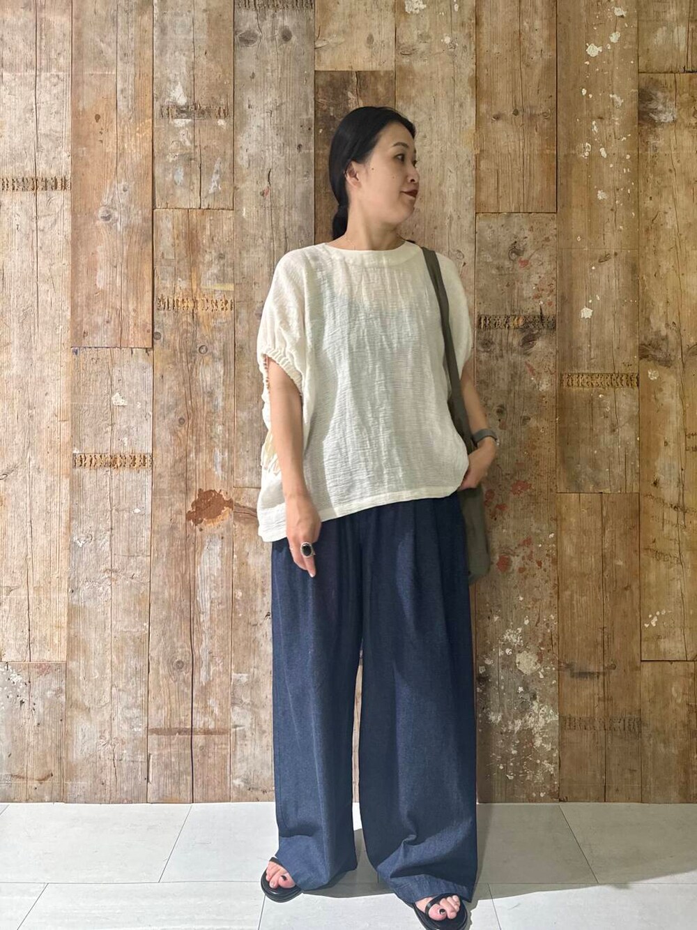 ブルー系のその他パンツ、グレー系のショルダーバッグ、ホワイト系のその他トップスを着用したレディースの夏コーディネートの2枚目の写真