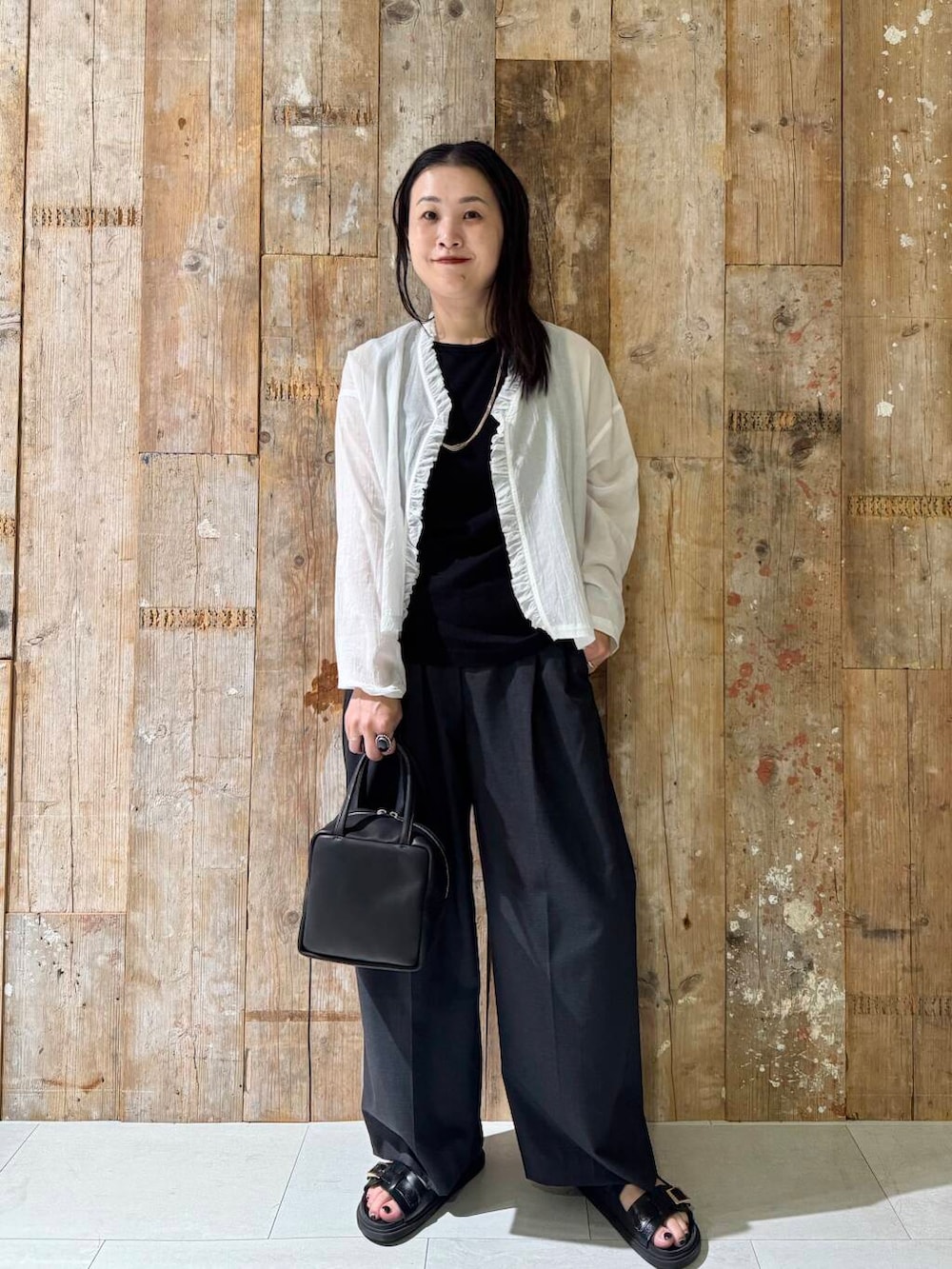 グレー系のその他パンツ、ホワイト系のシャツ/ブラウスを着用したレディースの夏コーディネートの3枚目の写真