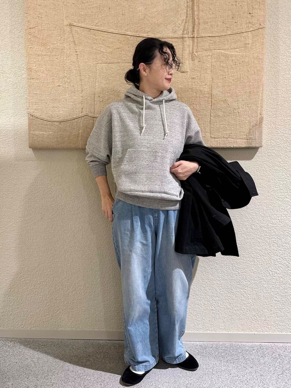 「かぐれ、newarrival、アラフォー、骨格ナチュラル、イエベ秋、ナチュラル×イエベ秋、春アウターコーデ、40代の着こなし、スタッフのこれ買いました、ナチュラル×カジュアル、ナチュラル×着やせ」｜「かぐれのフェードデニムイージーパンツ（デニムパンツ、ブルー系）」を使った、クボさん（レディース・161cm）の冬コーディネートの5枚目の写真