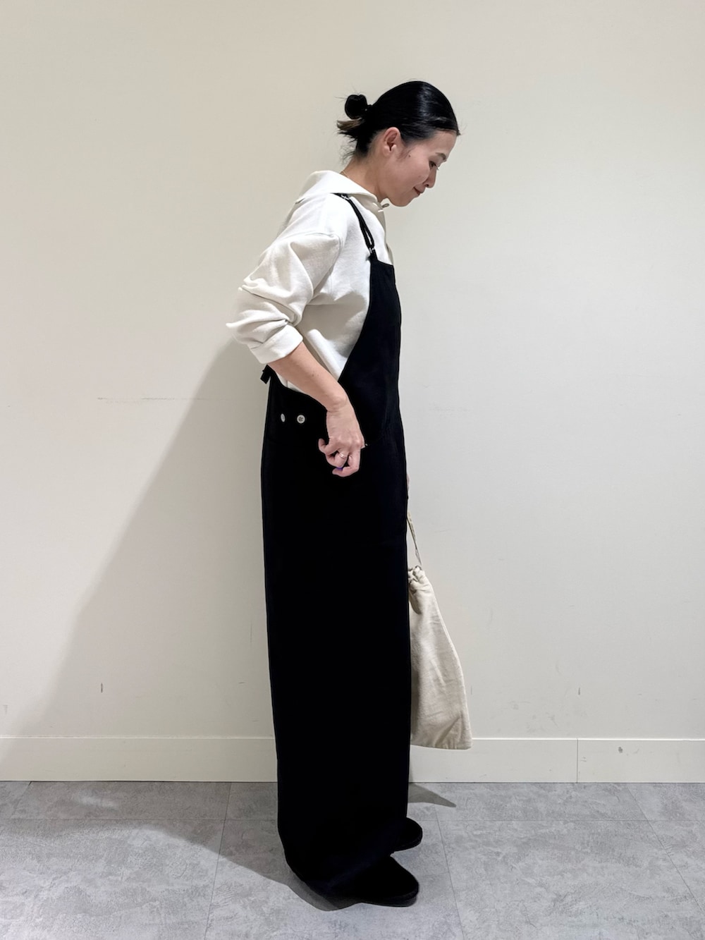 「冬コーデ、クリスマスに着たい服、休日スタイル、サロペット、かぐれ、40代ファッション、アラフォー」｜「かぐれのバッククロスサロペット（サロペット/オーバーオール、ブラック系）」を使った、クボさん（レディース・161cm）の冬コーディネートの3枚目の写真