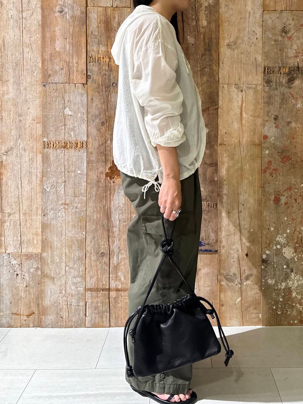 グリーン系のその他パンツ、ホワイト系のシャツ/ブラウスを着用したレディースの夏コーディネートの3枚目の写真