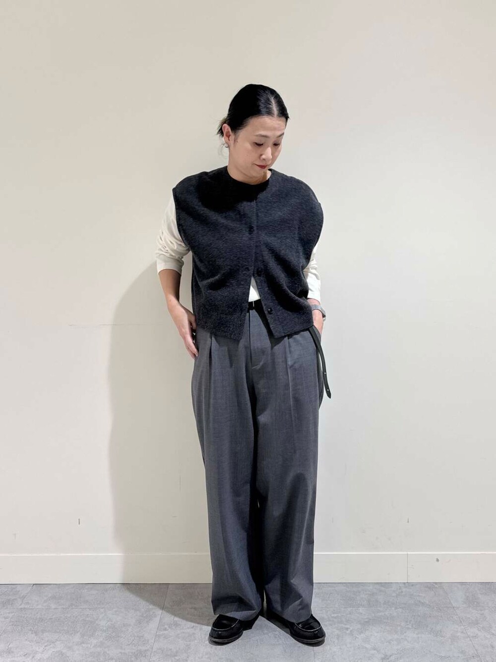 グレー系のピーコート、グレー系のその他パンツ、ホワイト系のTシャツ/カットソーを着用したレディースの冬コーディネートの3枚目の写真