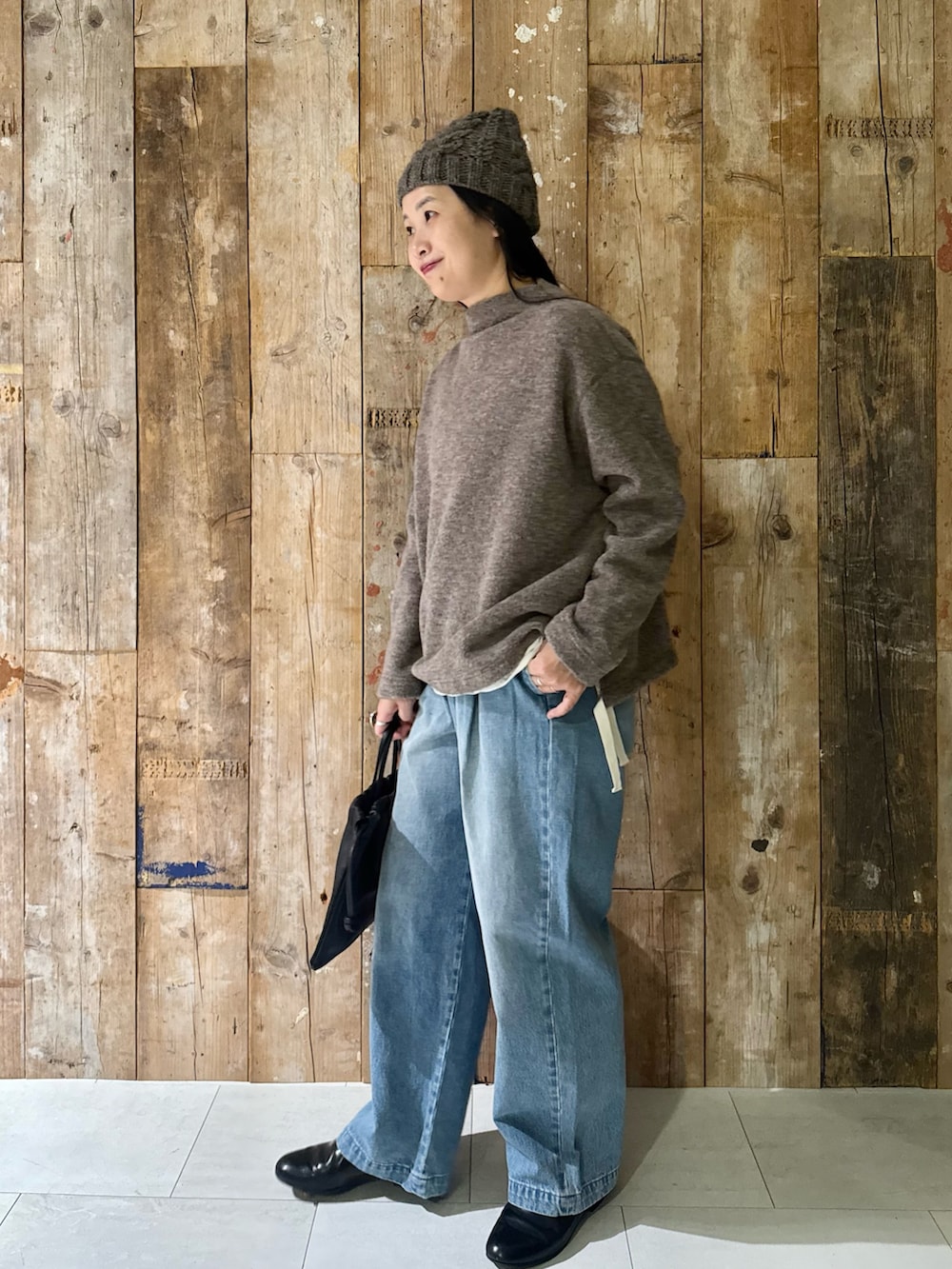 ホワイト系のTシャツ/カットソー、ブラウン系のその他トップス、ブルー系のデニムパンツを着用したレディースの冬コーディネートの3枚目の写真