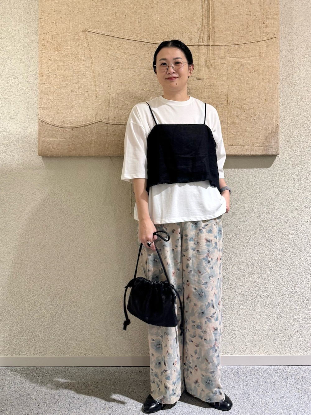 ホワイト系のTシャツ/カットソー、ブラック系のその他トップス、ブルー系のその他パンツを着用したレディースの春コーディネートの2枚目の写真