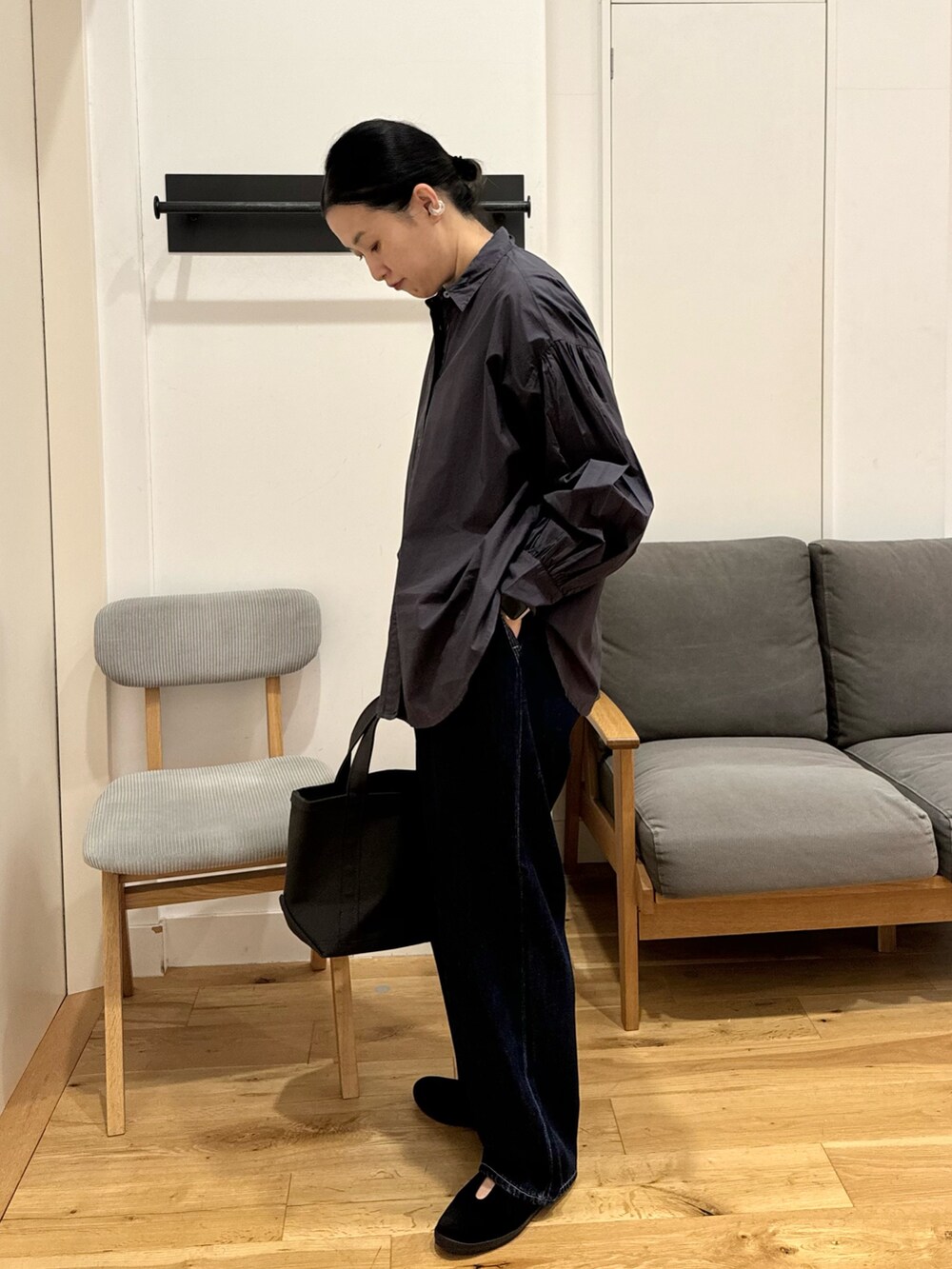 「お出かけコーデ、シャツスタイル、秋服準備はじめました、モノトーン、デニム、URBAN RESEARCH DOORS、orcival、FORK&SPOON、Moonstar、40代ファッション、アラフォー」|「FORK&SPOONのFORK&SPOON ハイカウントコットンボリュームスリーブシャツ(シャツ/ブラウス、グレー系)」を使った、クボさん(レディース・161cm)の夏コーディネートの2枚目の写真