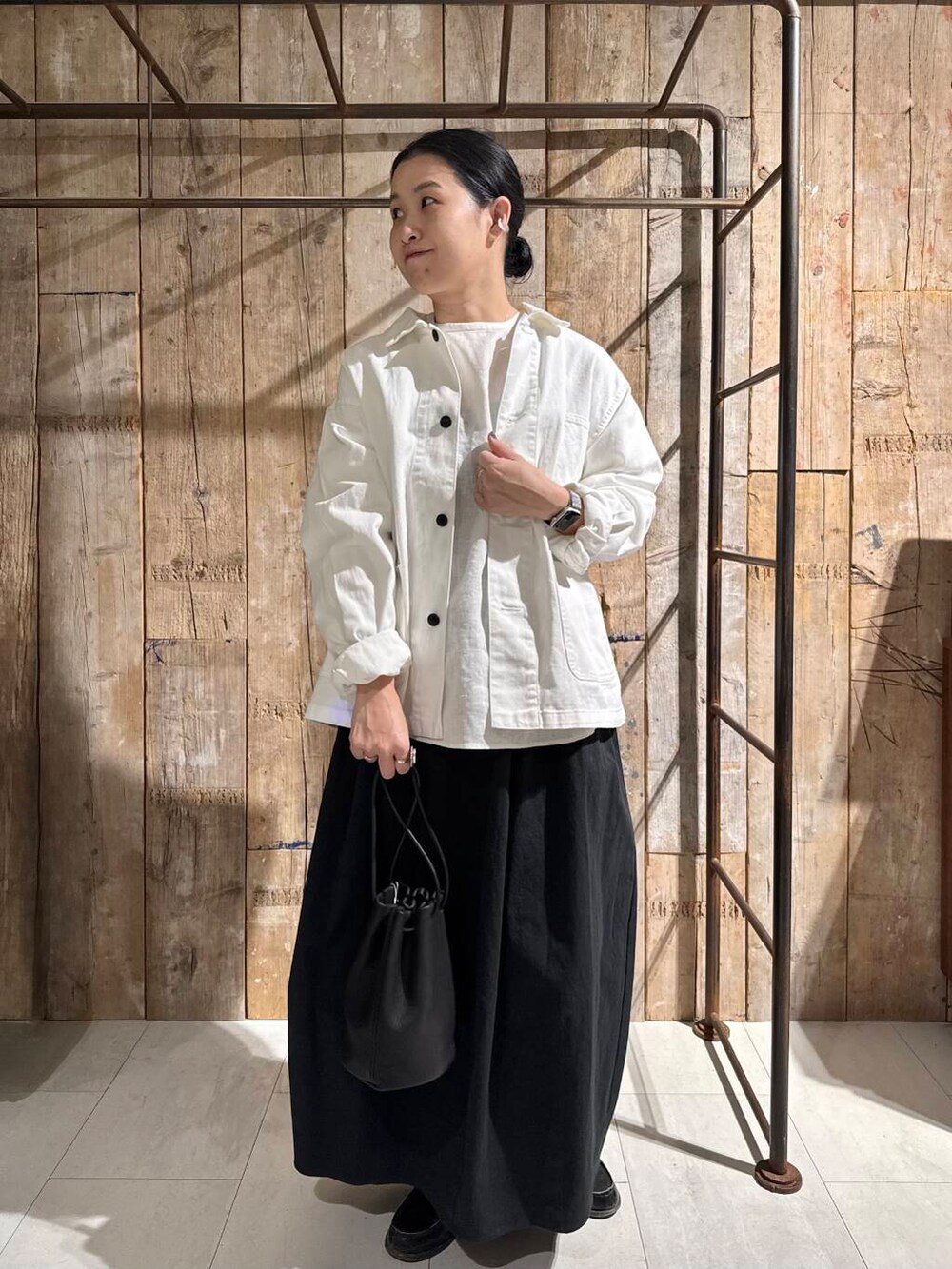 「かぐれ、春コーデ、リネン、newarrival、アラフォー、骨格ナチュラル、イエベ秋、ナチュラル×イエベ秋、40代の着こなし、ナチュラル×着やせ、私の推しデニムスタイル」｜「かぐれの『ユニセックス』デニムカバーオール（カバーオール、ホワイト系）」を使った、クボさん（レディース・161cm）の春コーディネートの4枚目の写真