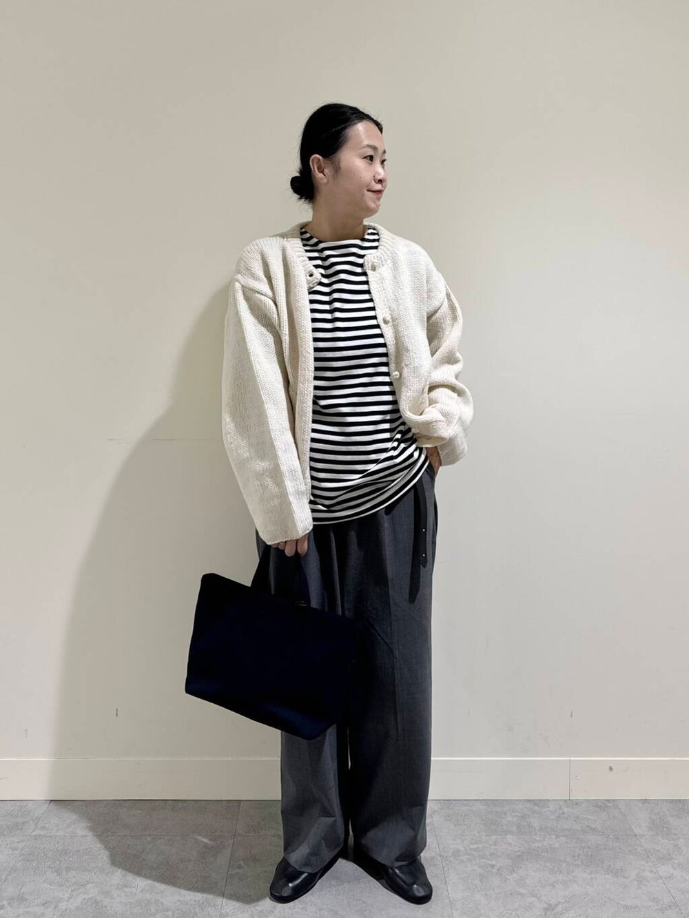 ホワイト系のニット/セーター、ブラック系のTシャツ/カットソー、グレー系のその他パンツを着用したレディースの秋コーディネートの2枚目の写真